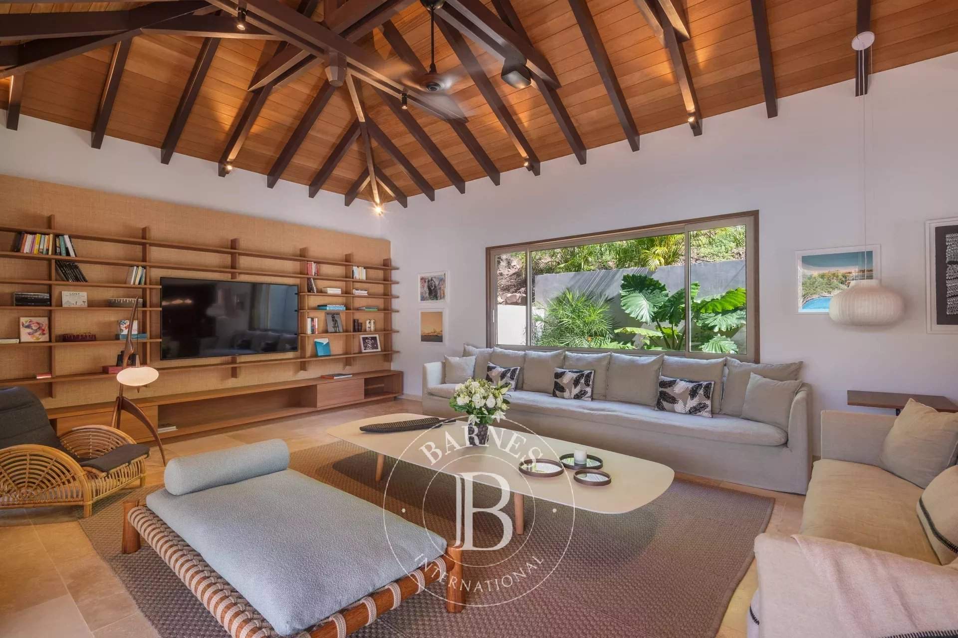 Superb 5-bedroom beachfront villa. picture 8