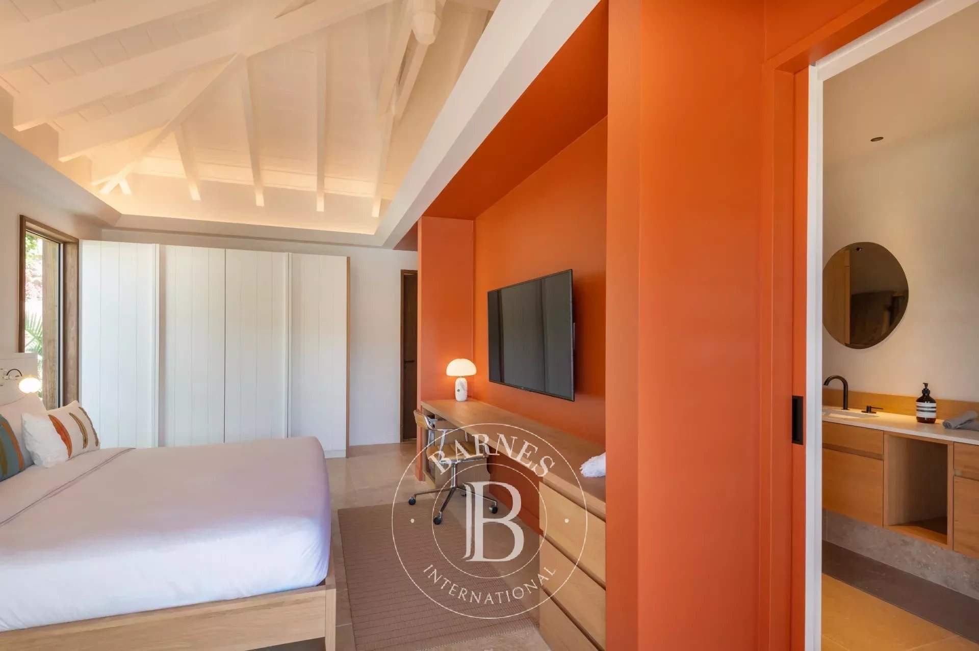 Superb 5-bedroom beachfront villa. picture 16