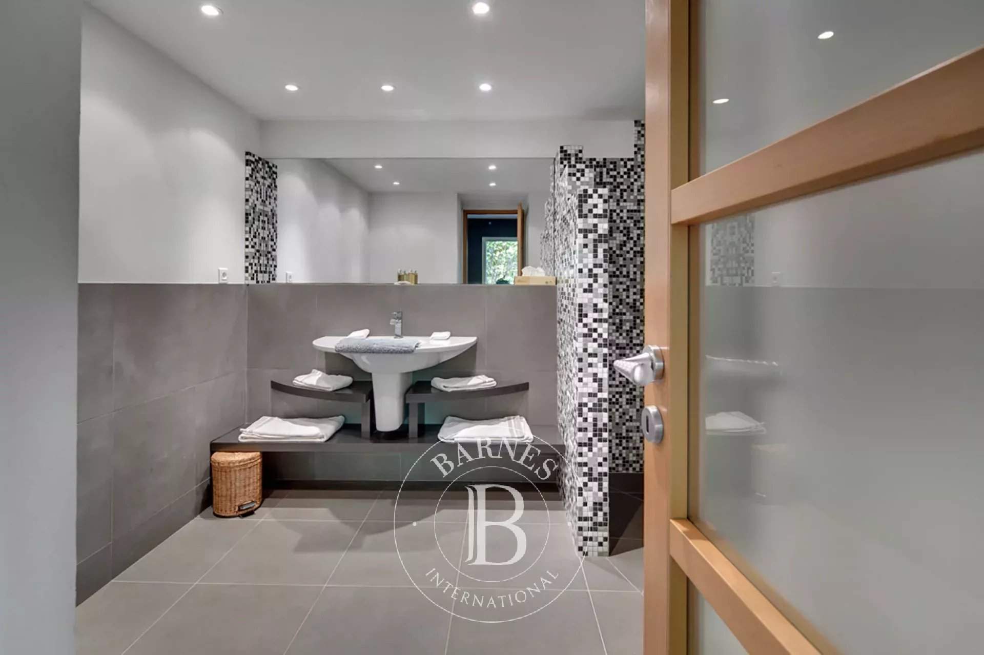 Nice colonial style 7 bedroom villa in a private domaine.. picture 14