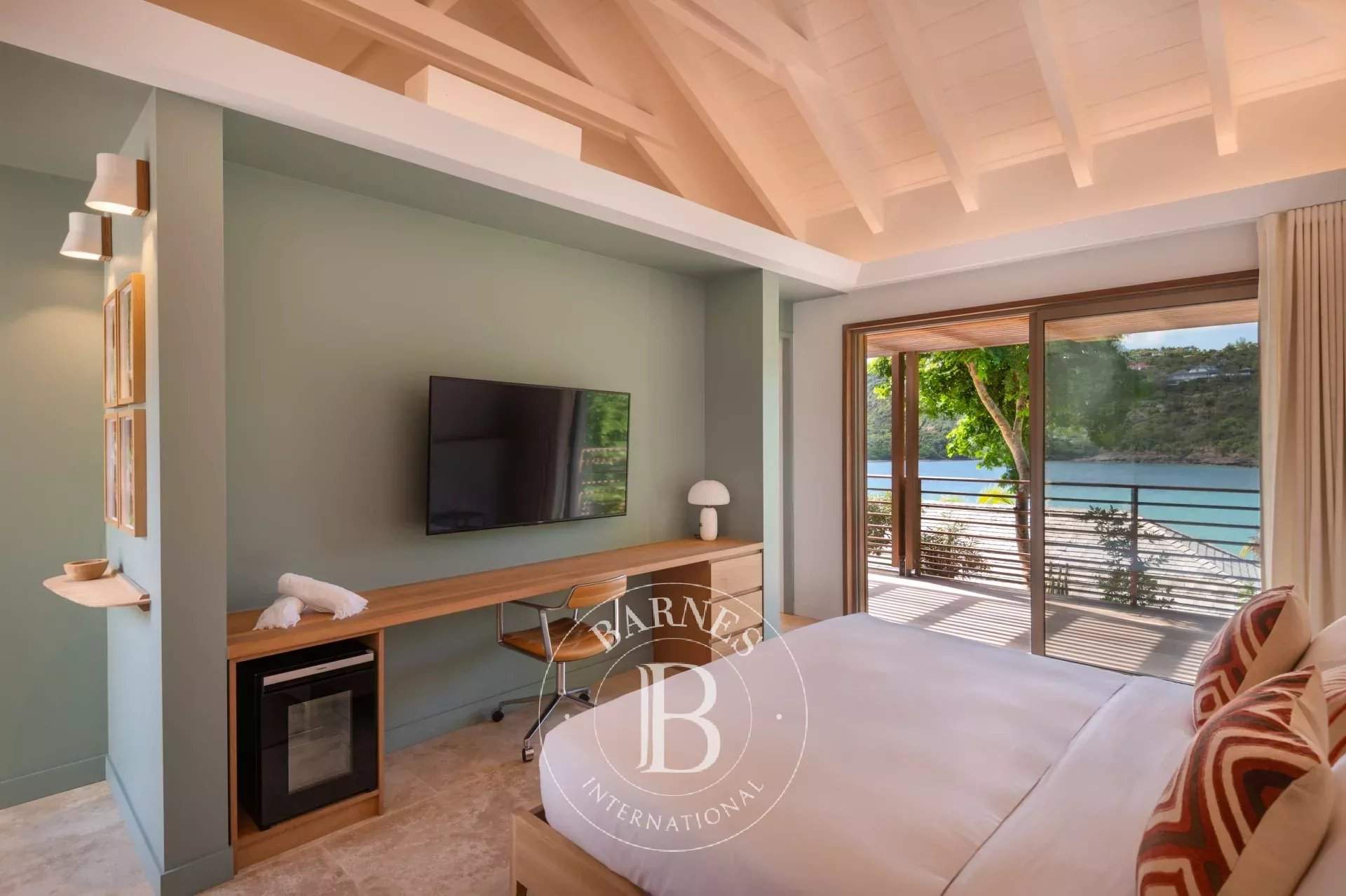 Superb 5-bedroom beachfront villa. picture 11