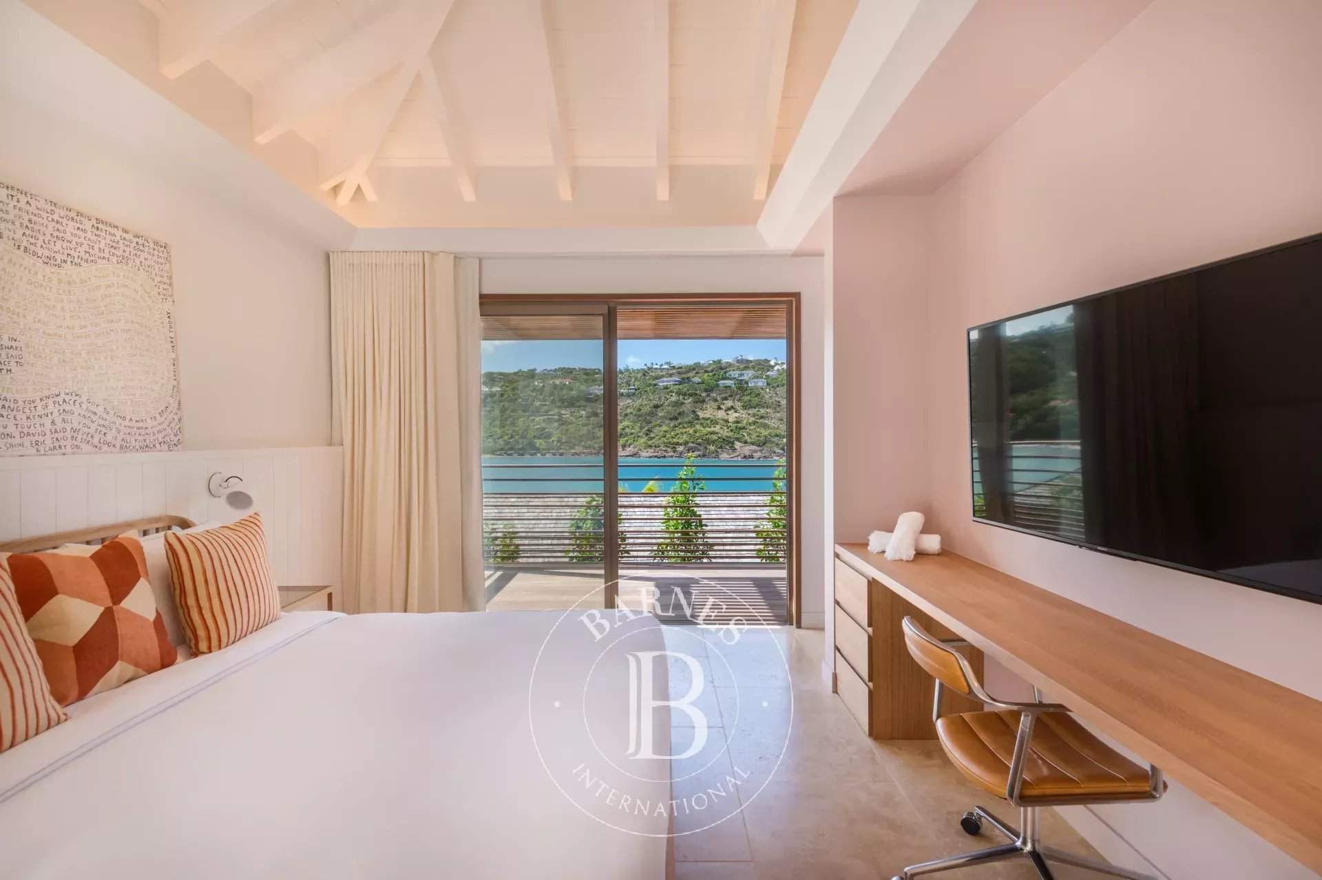 Superb 5-bedroom beachfront villa. picture 13