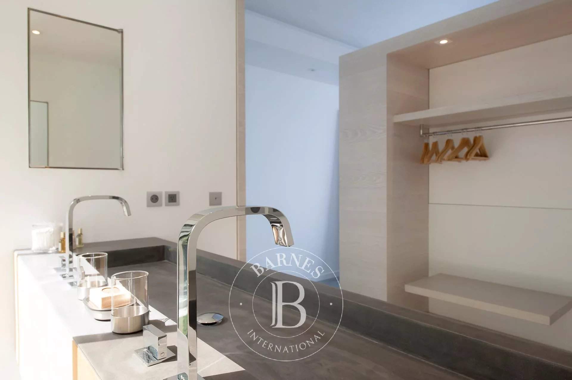 Extraordinary newly built 5 bedroom villa picture 13