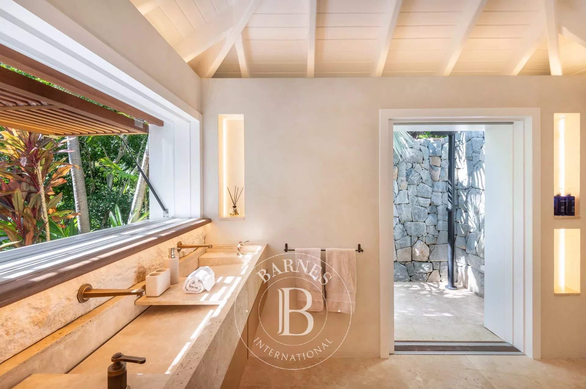 Stunning 4-bedroom villa facing the sunset. picture 16