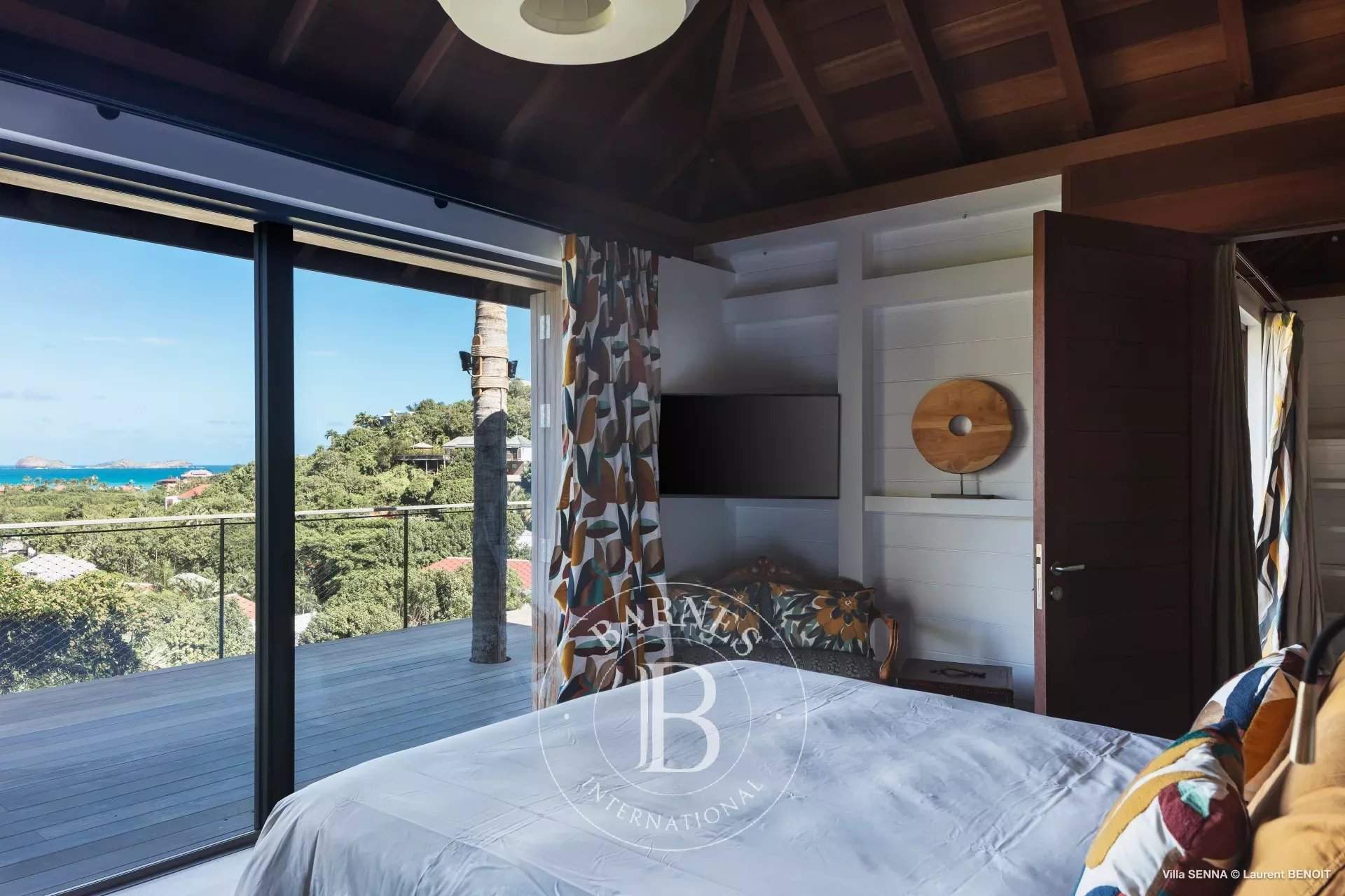 Beautiful contemporary villa picture 11