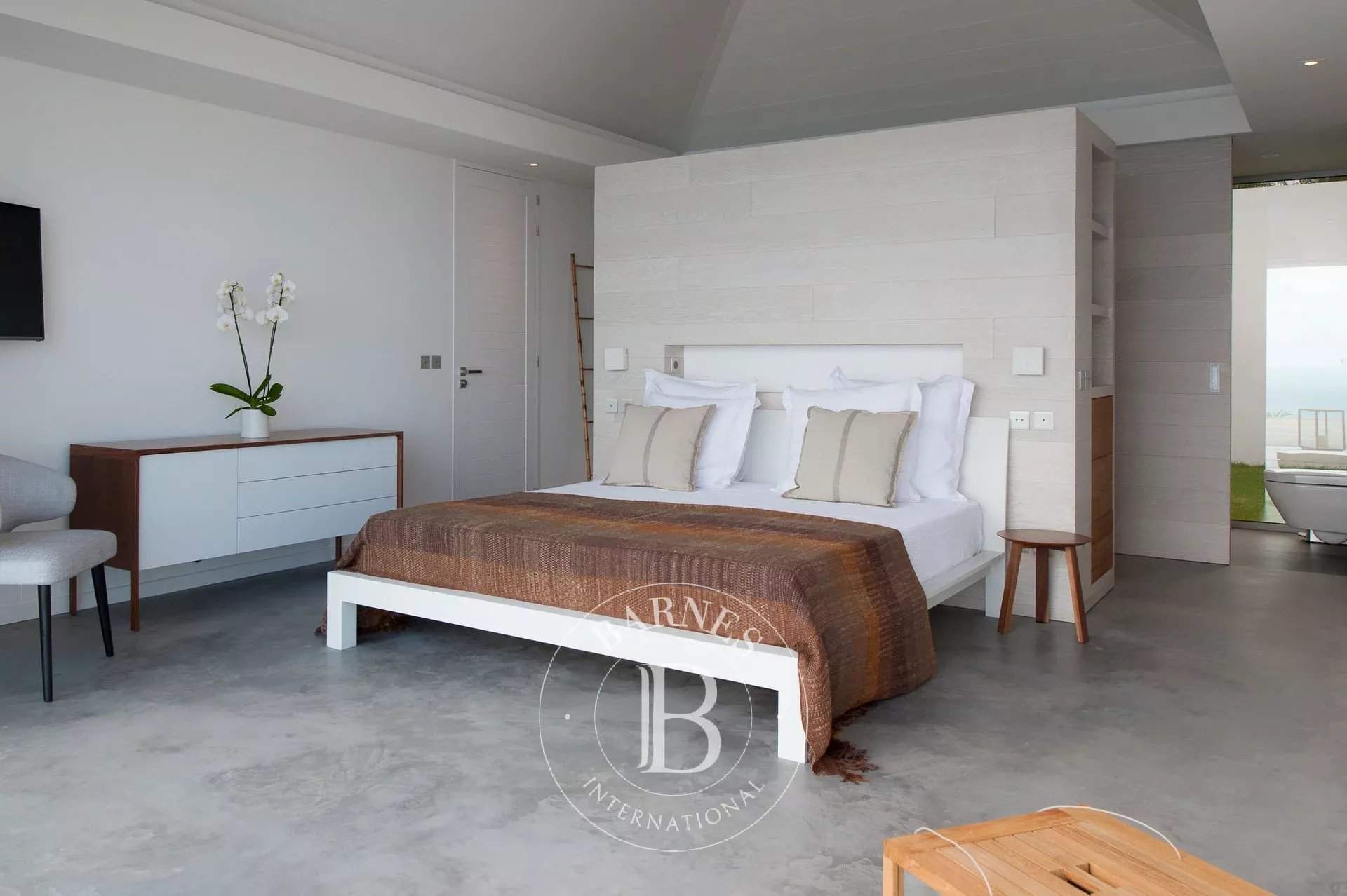 Extraordinary newly built 5 bedroom villa picture 15