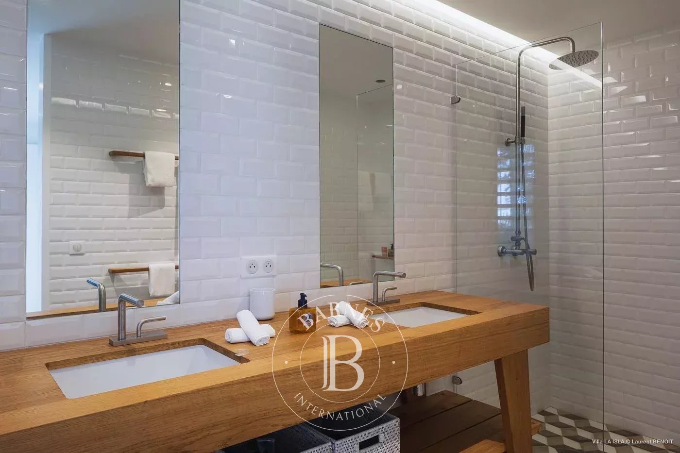 New built contemporary 5 bedroom-villa in Marigot picture 16