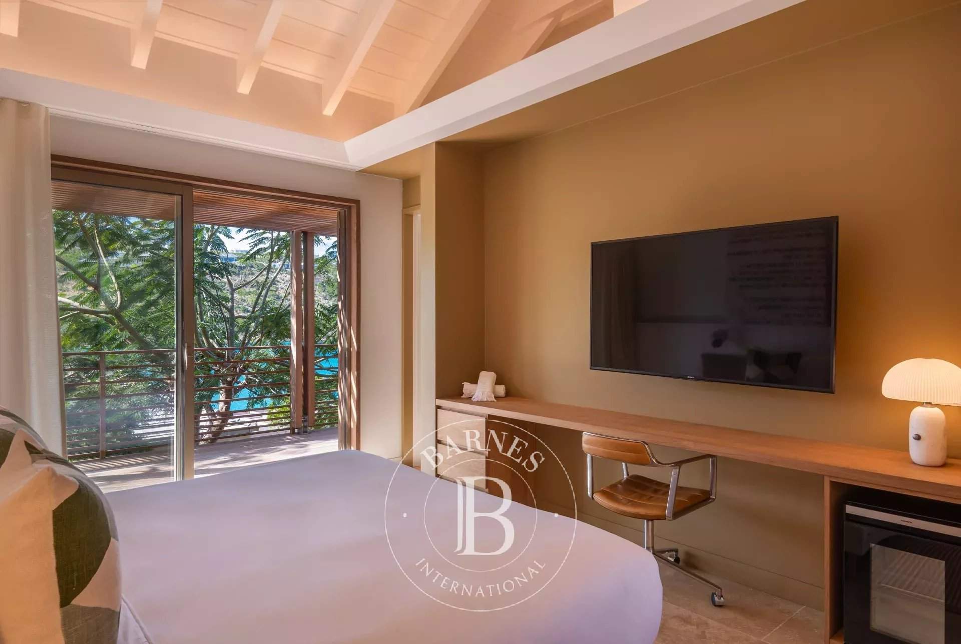 Superb 5-bedroom beachfront villa. picture 17