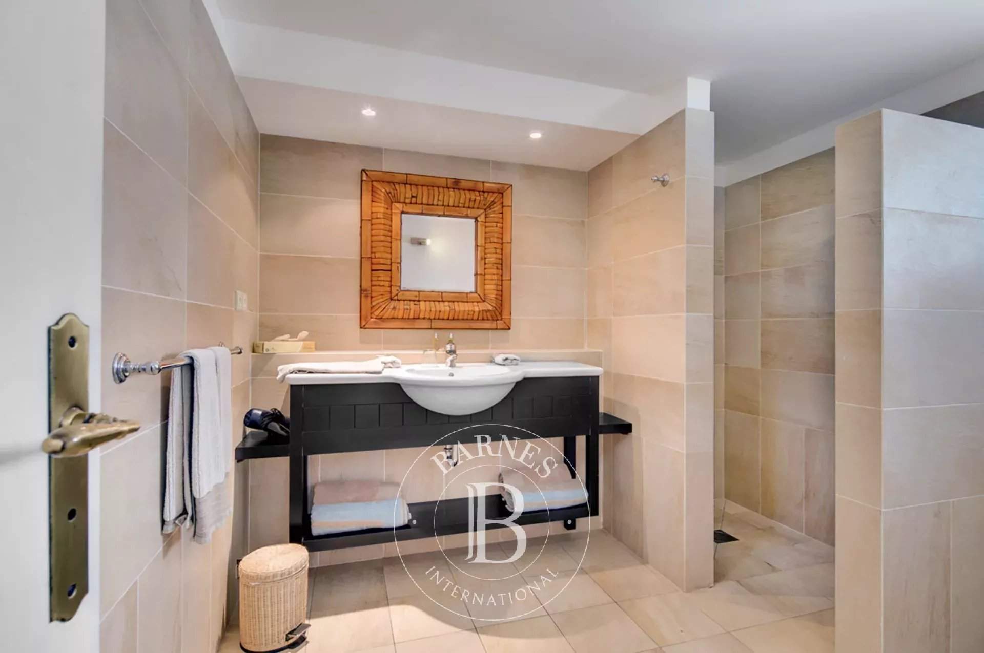 Nice colonial style 7 bedroom villa in a private domaine.. picture 10