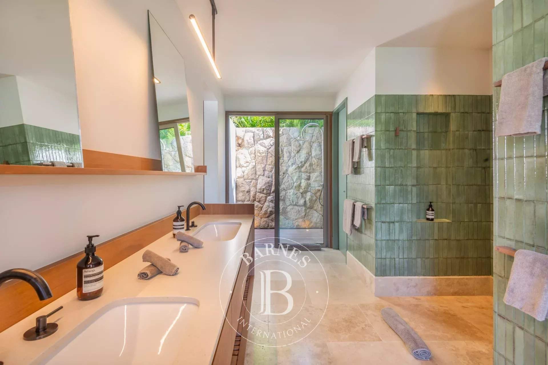 Superb 5-bedroom beachfront villa. picture 10