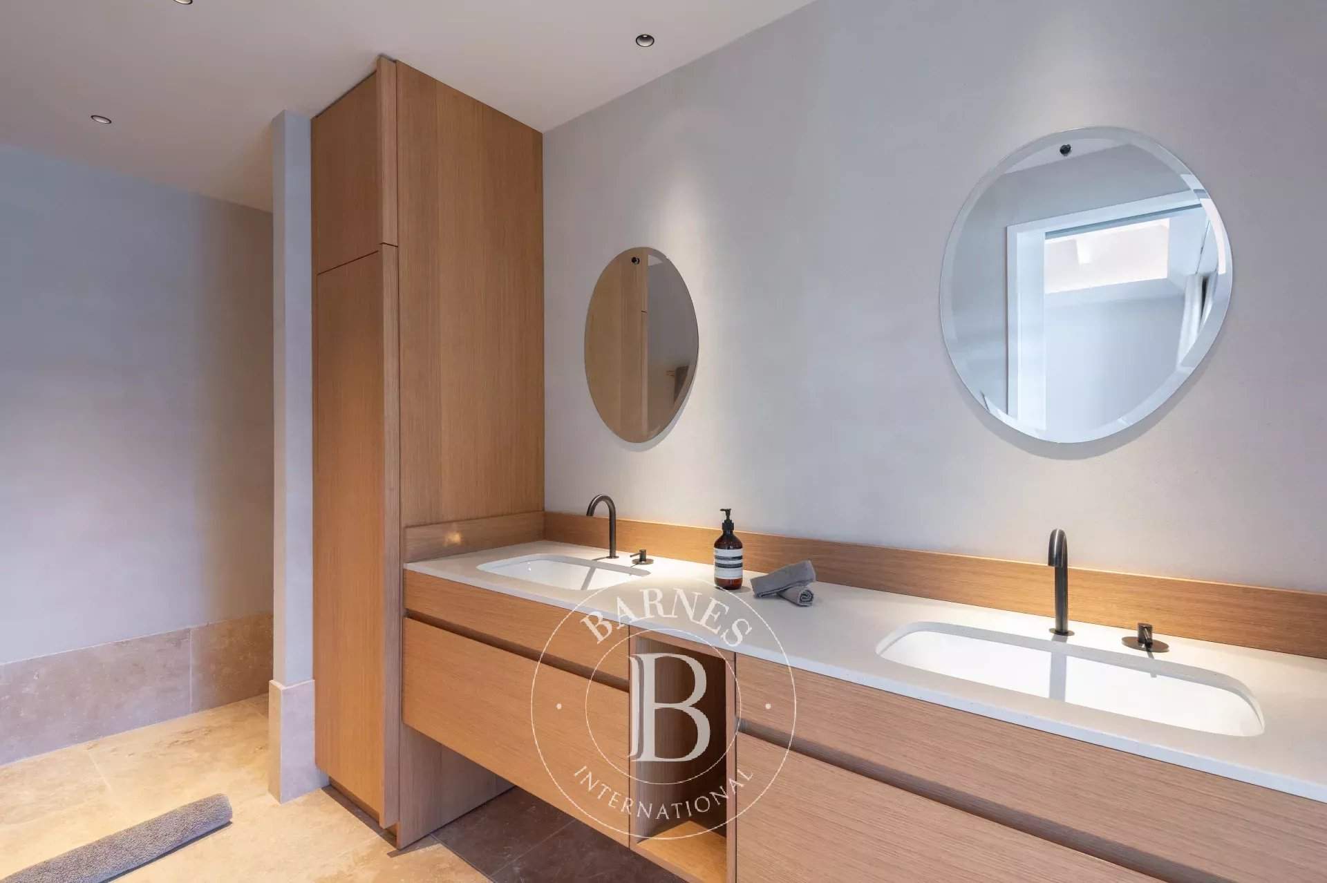 Superb 5-bedroom beachfront villa. picture 12