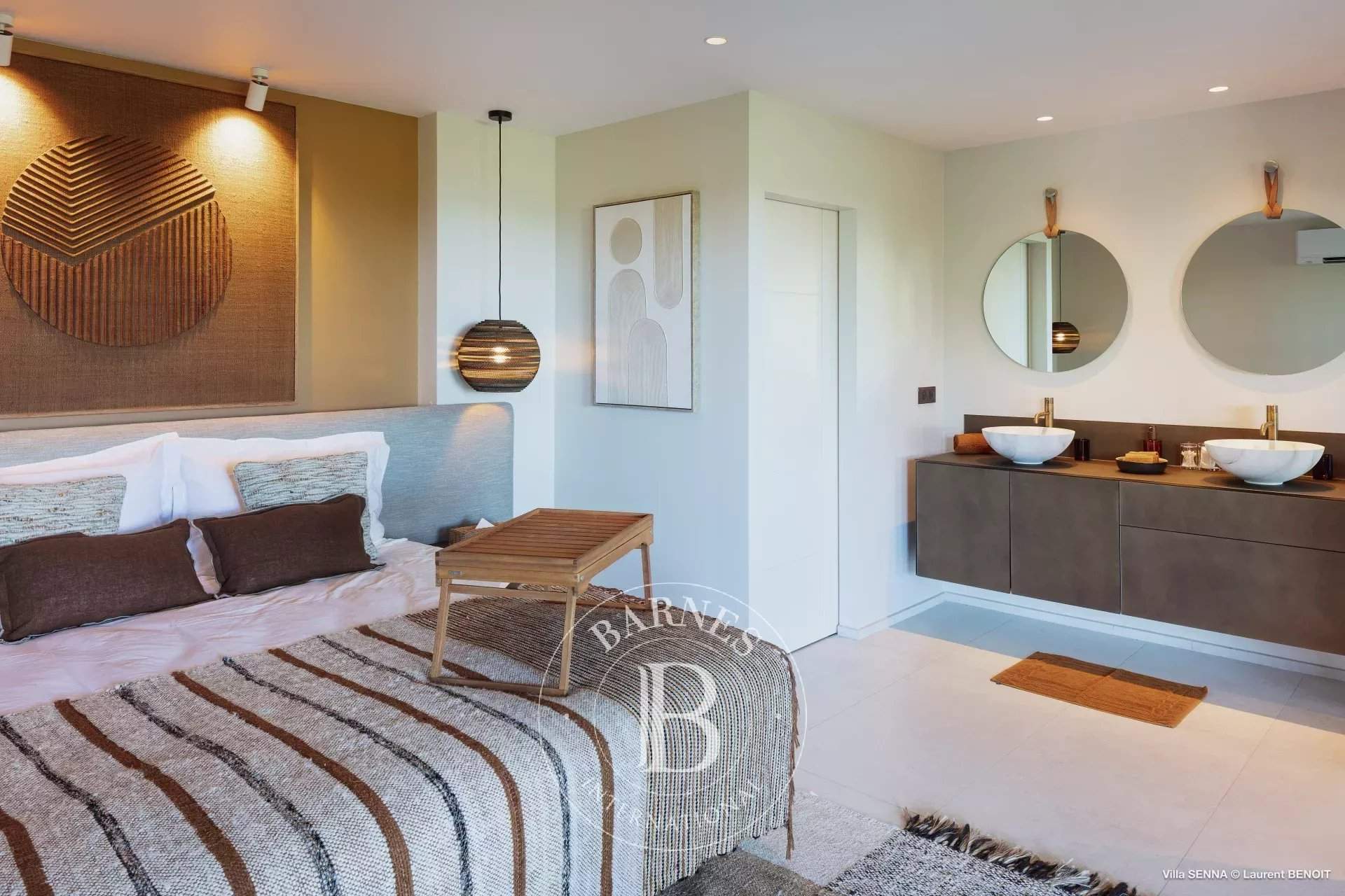 Beautiful contemporary villa picture 15