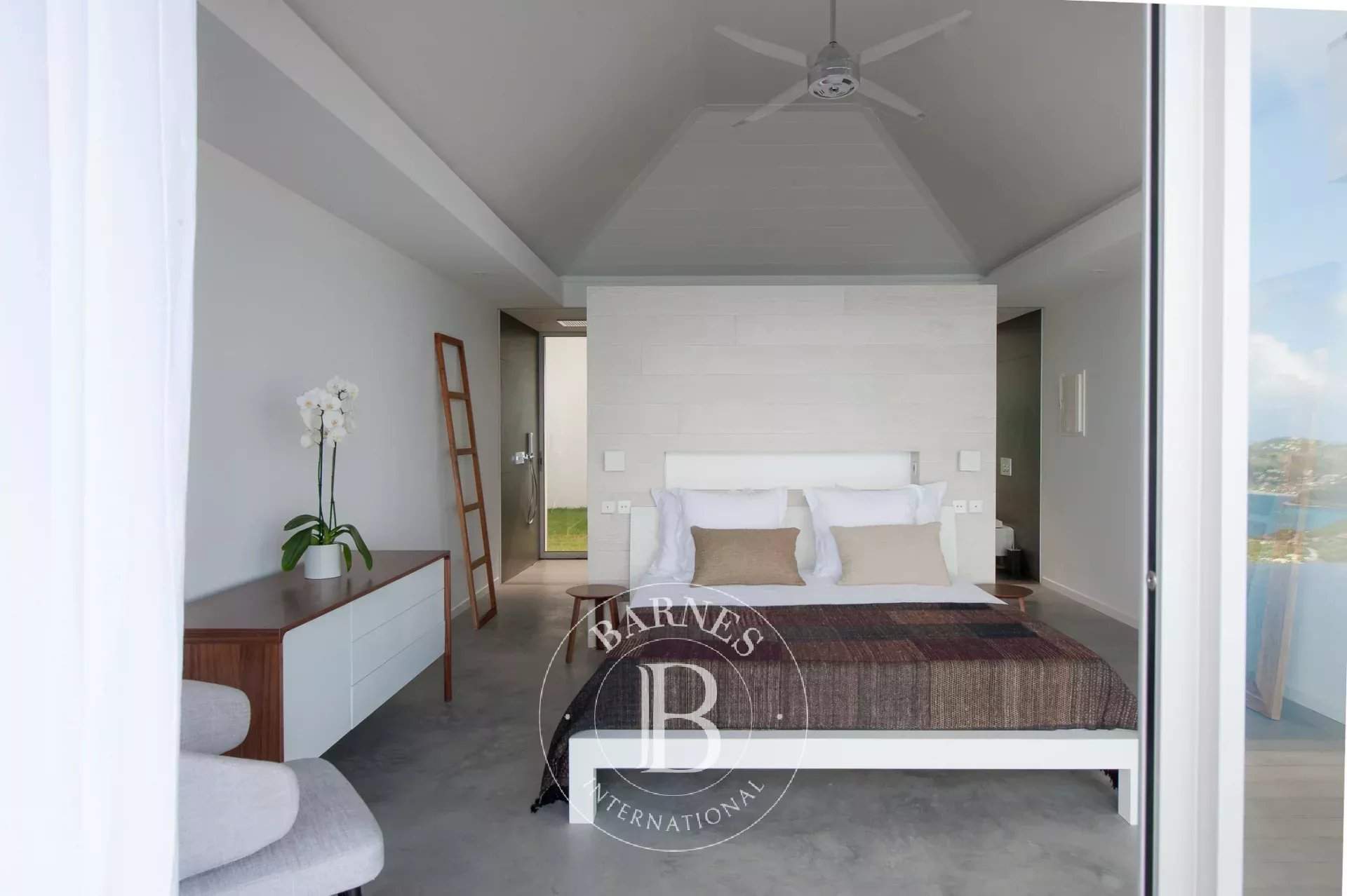 Extraordinary newly built 5 bedroom villa picture 17