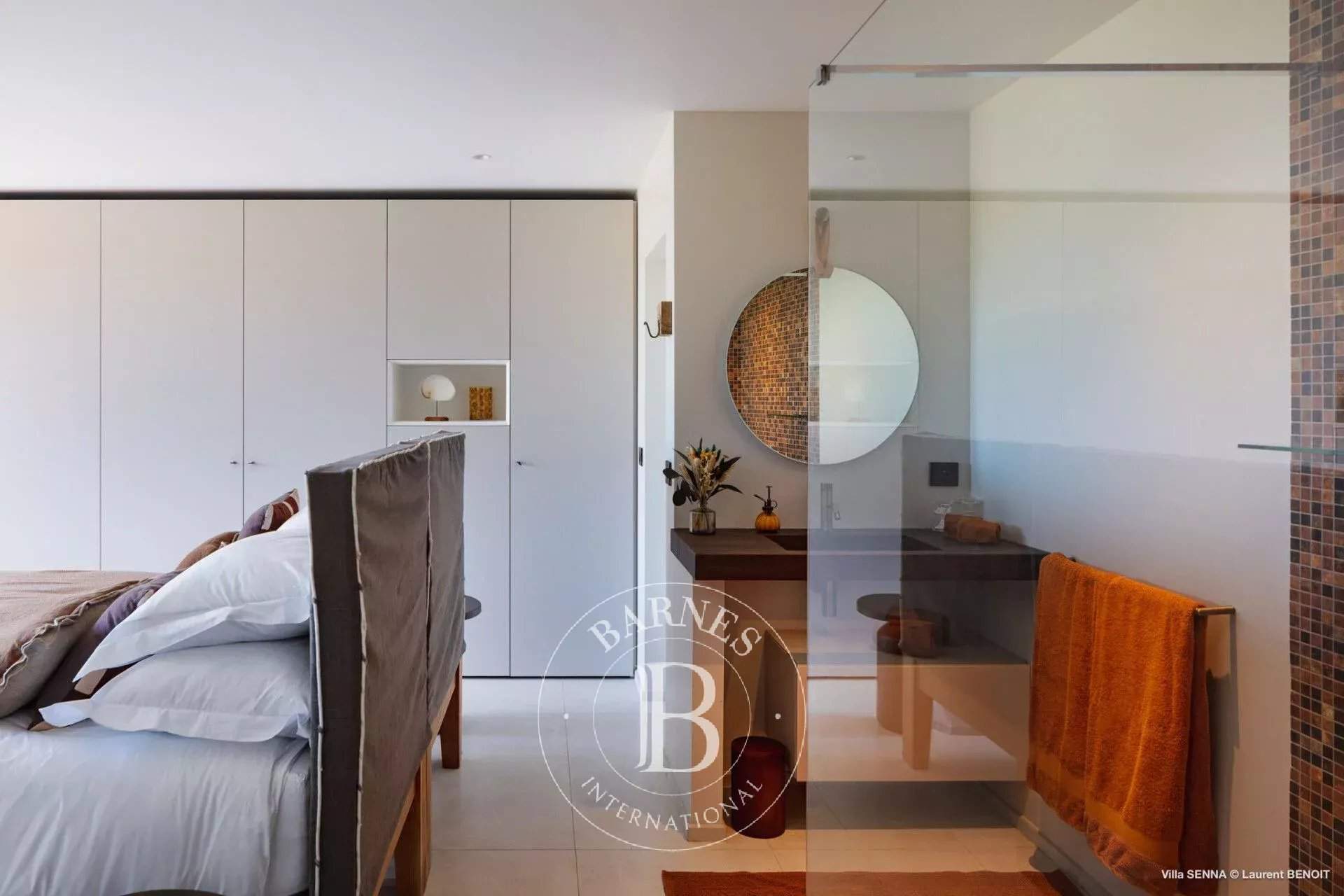 Beautiful contemporary villa picture 18