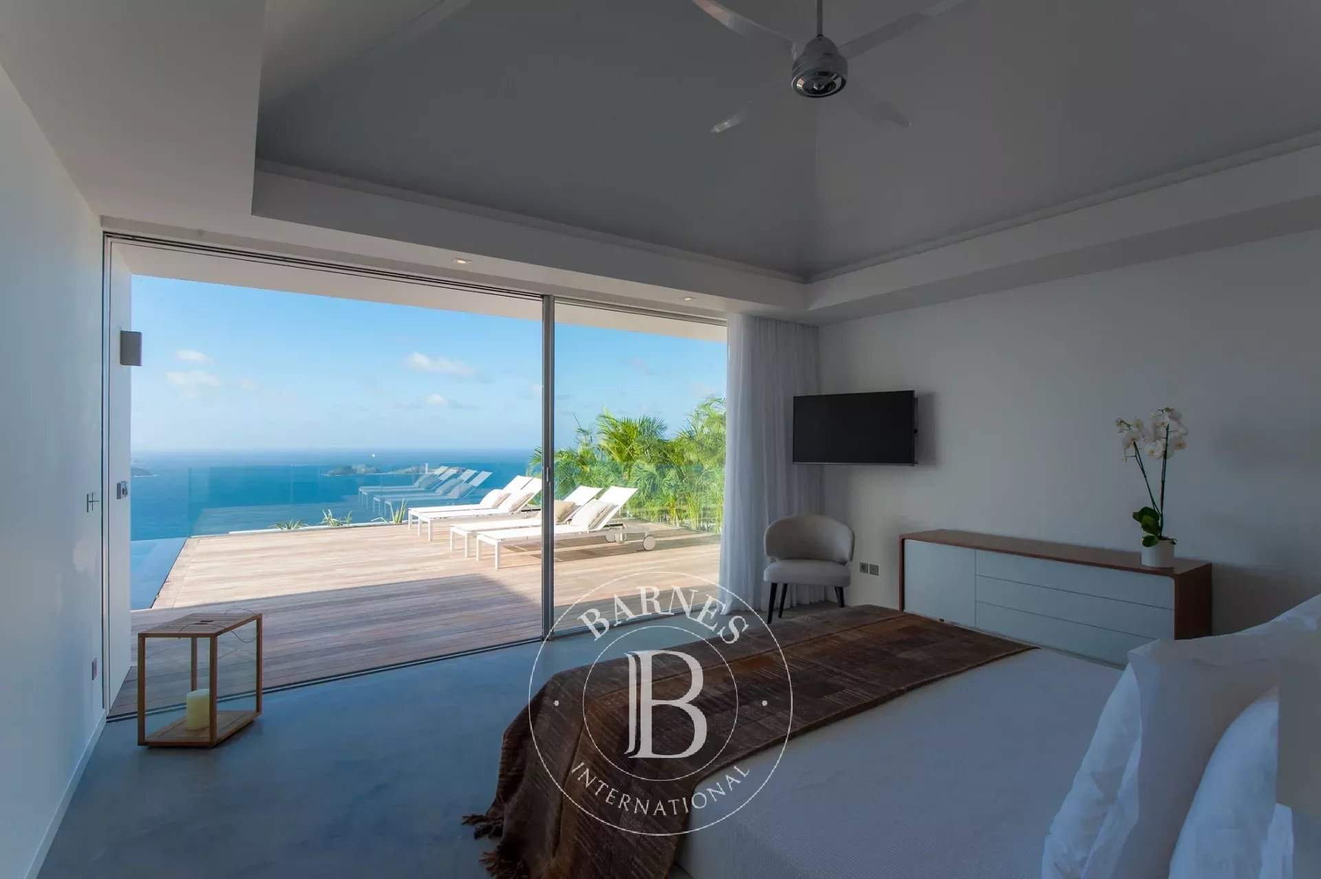 Extraordinary newly built 5 bedroom villa picture 14