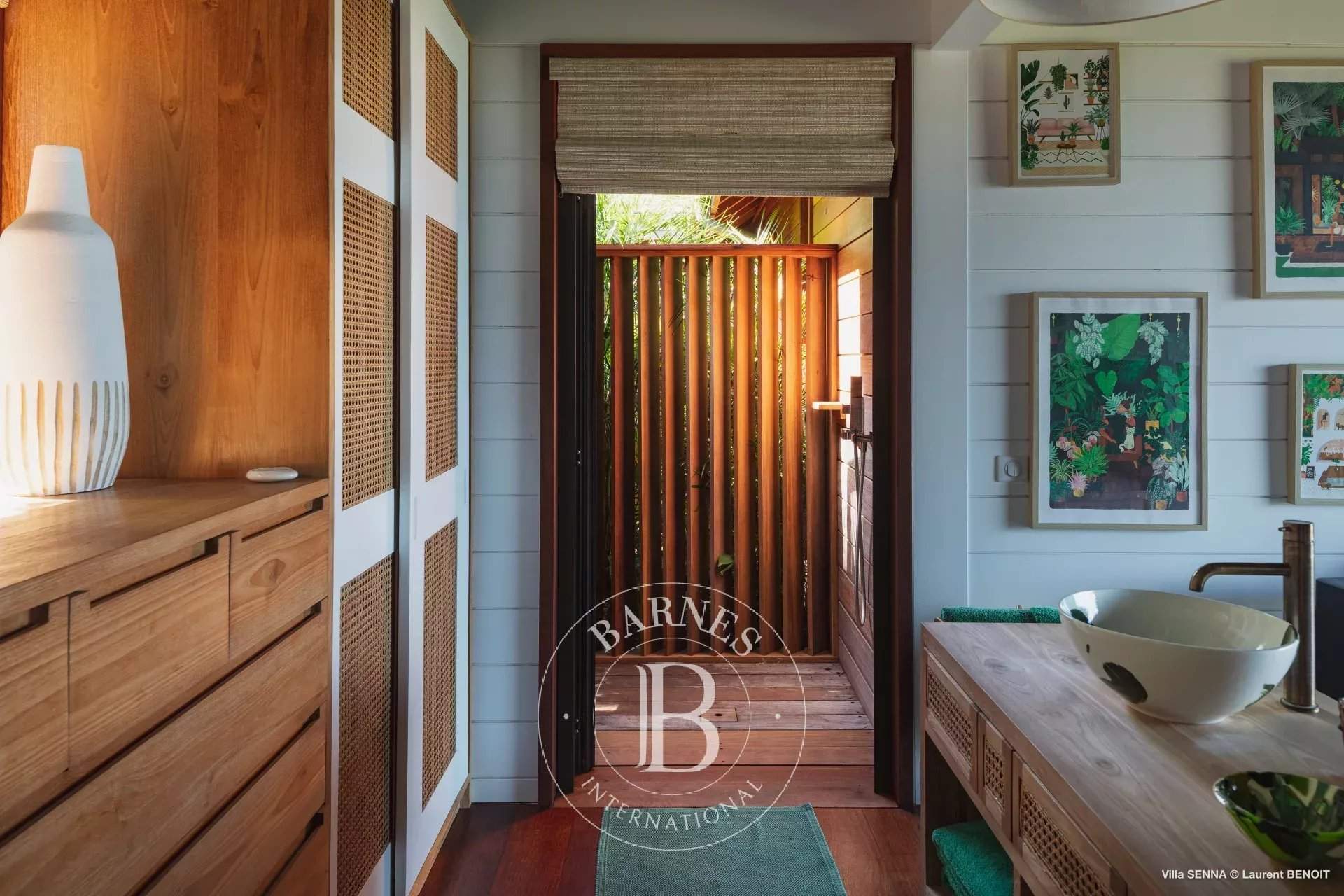 Beautiful contemporary villa picture 14