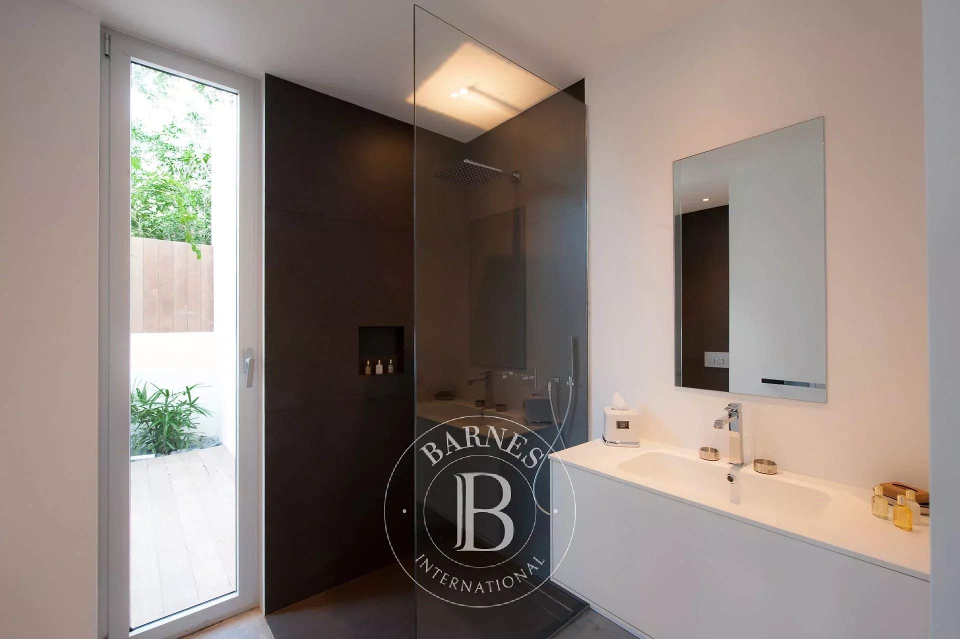 Extraordinary newly built 5 bedroom villa picture 16