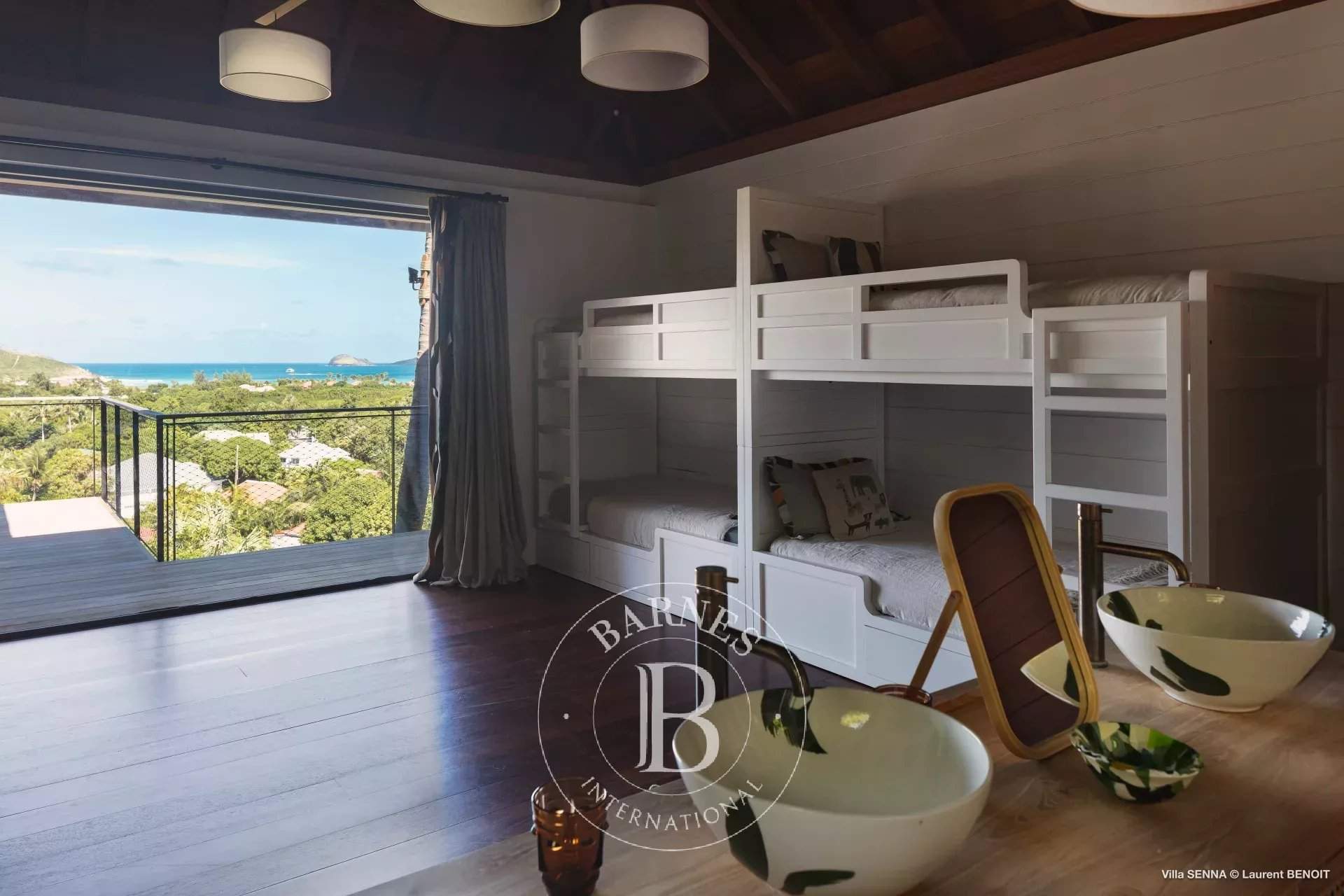 Beautiful contemporary villa picture 13