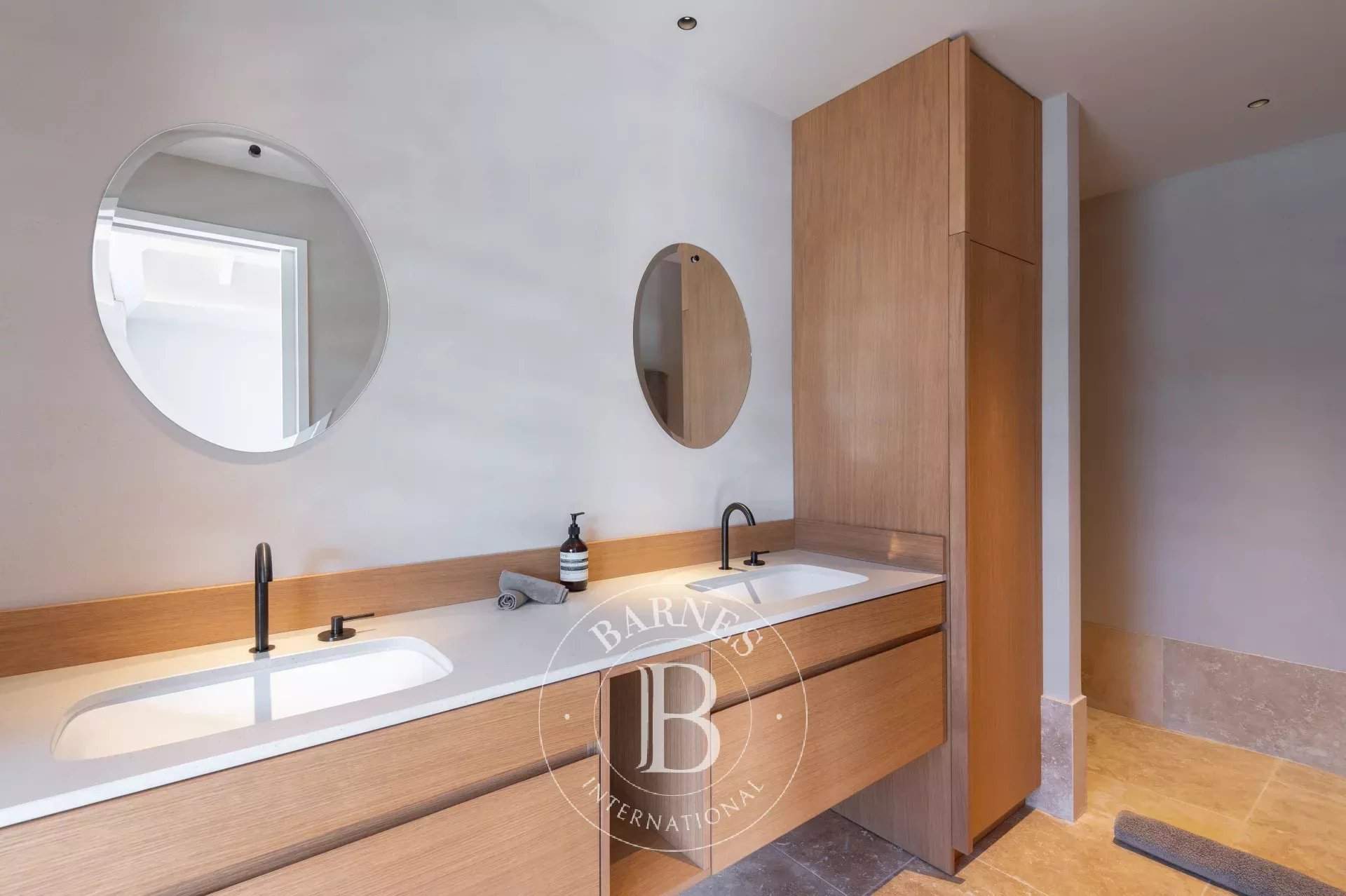 Superb 5-bedroom beachfront villa. picture 14