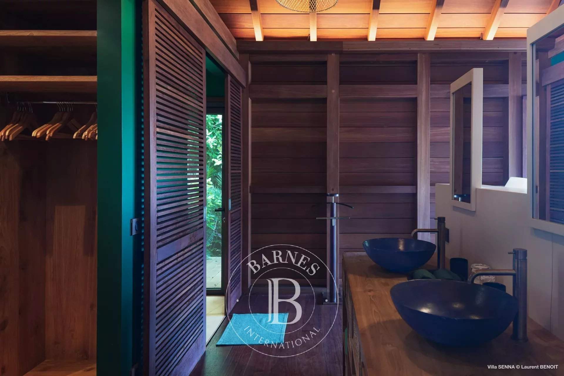 Beautiful contemporary villa picture 10