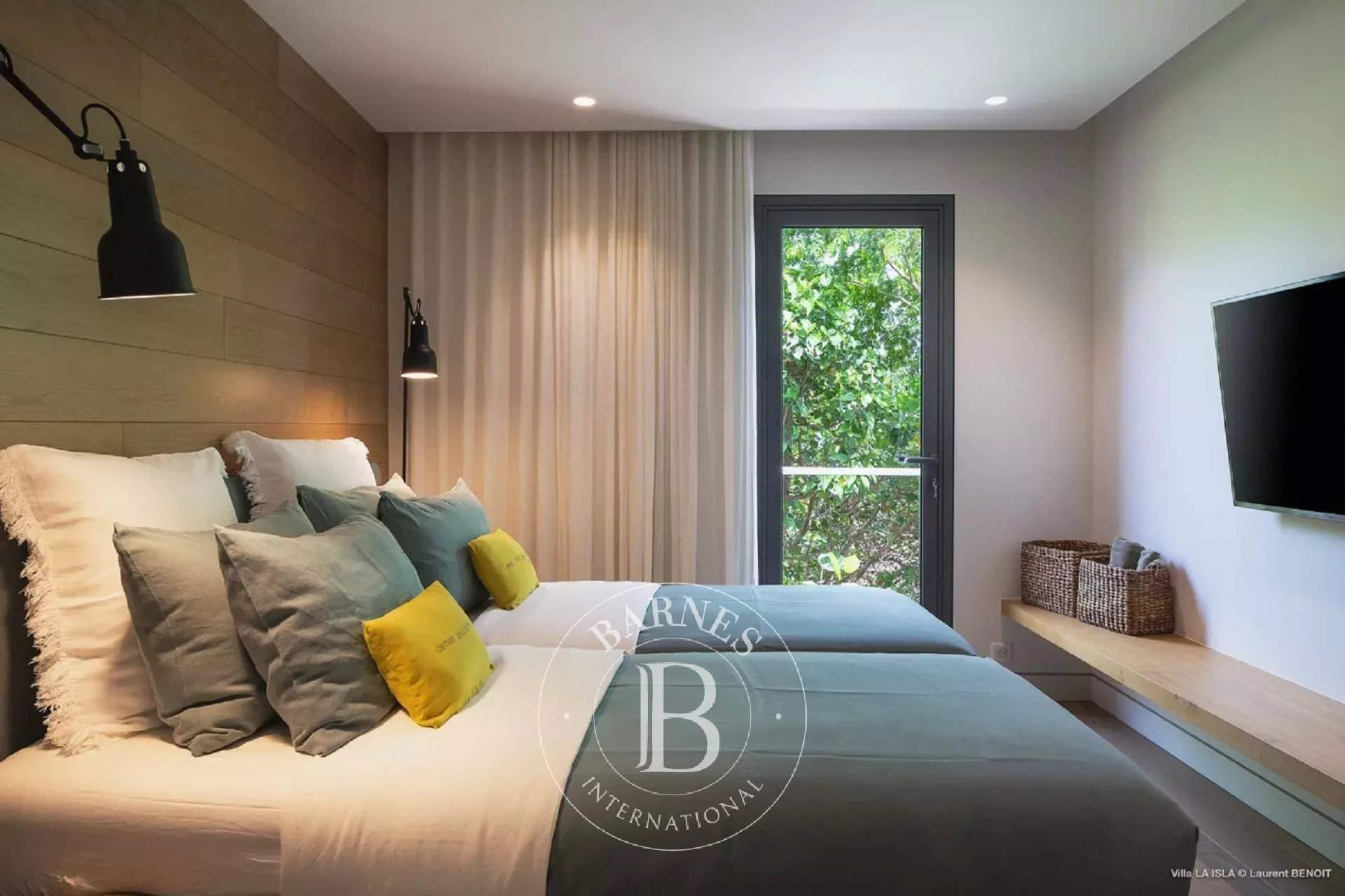 New built contemporary 5 bedroom-villa in Marigot picture 17