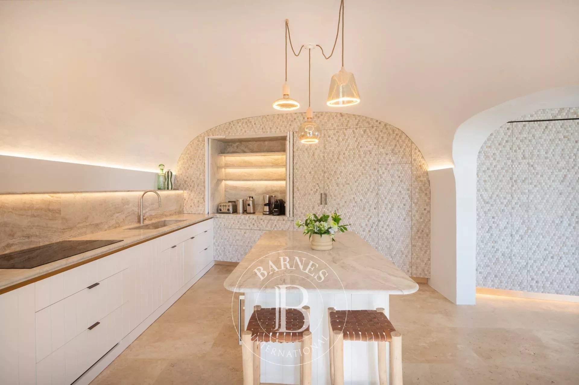 Stunning 4-bedroom villa facing the sunset. picture 8