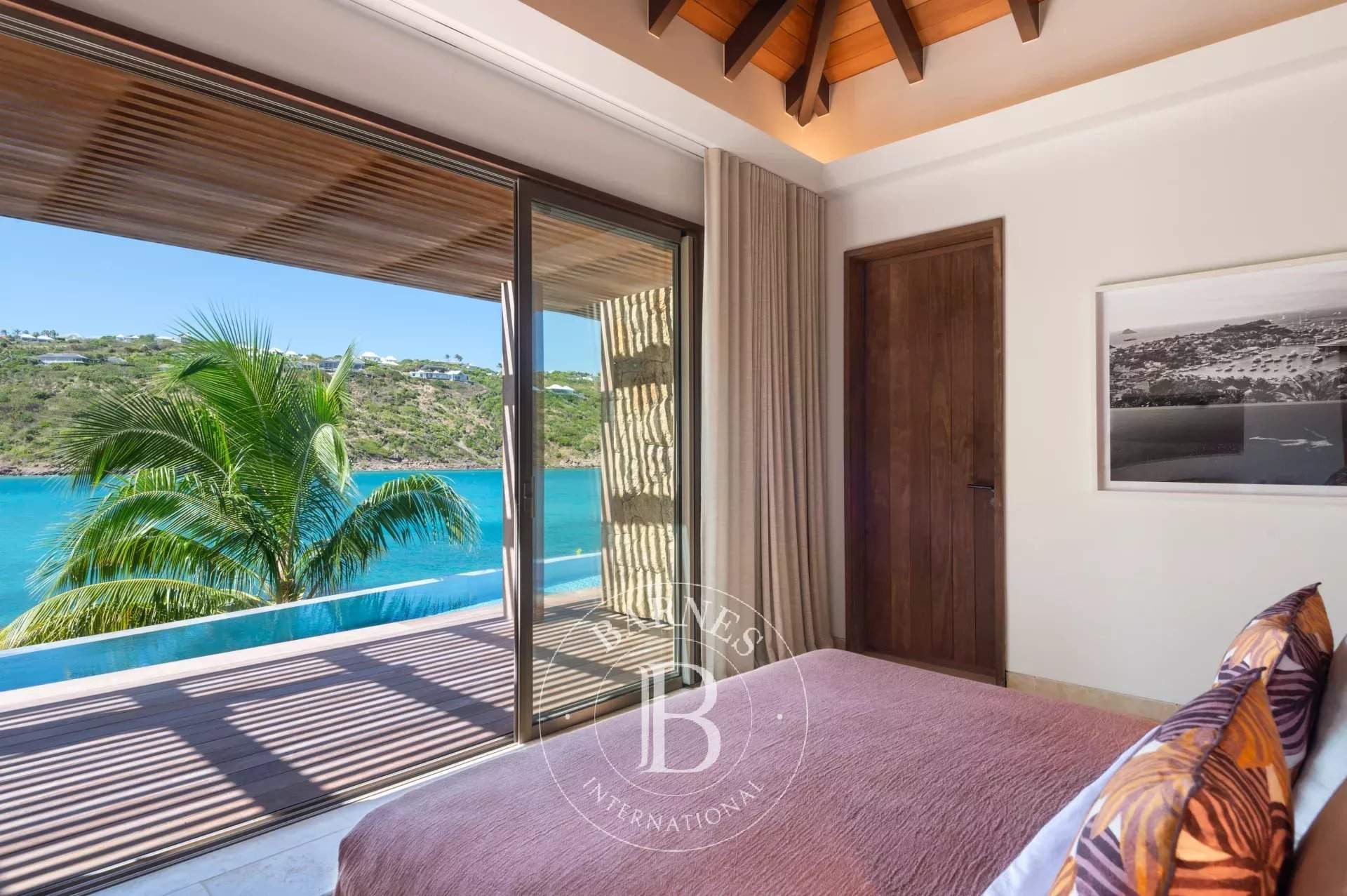 Superb 5-bedroom beachfront villa. picture 9