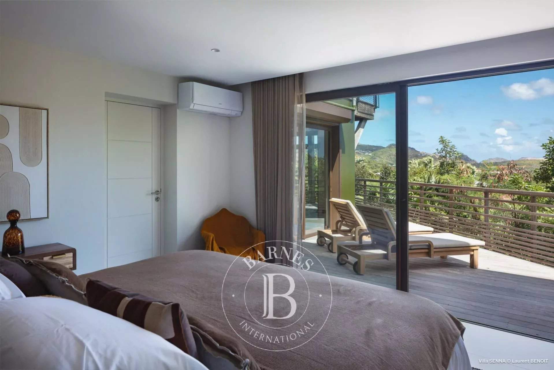 Beautiful contemporary villa picture 17