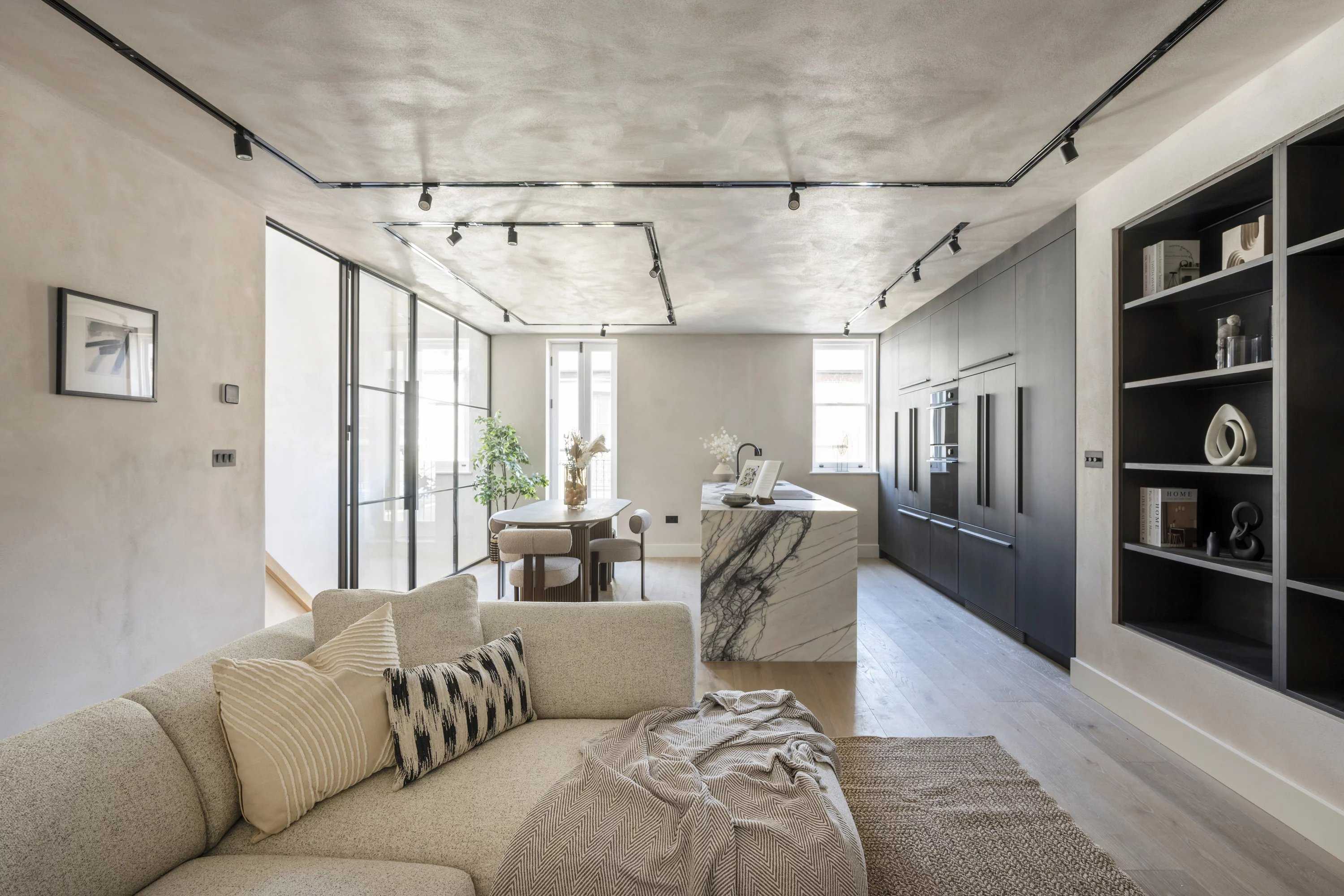 Russell Gardens Mews, Kensington picture 11