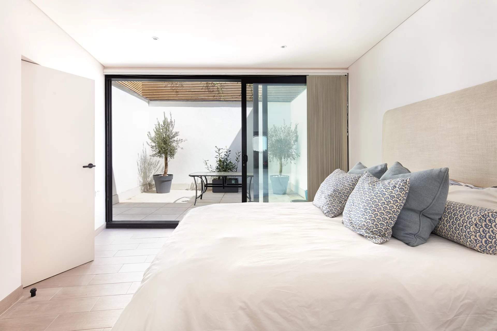 London  - House 4 Bedrooms - picture 10