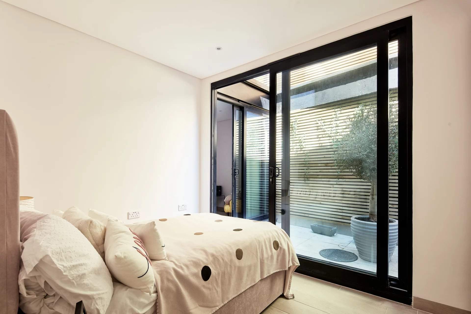 London  - House 4 Bedrooms - picture 12