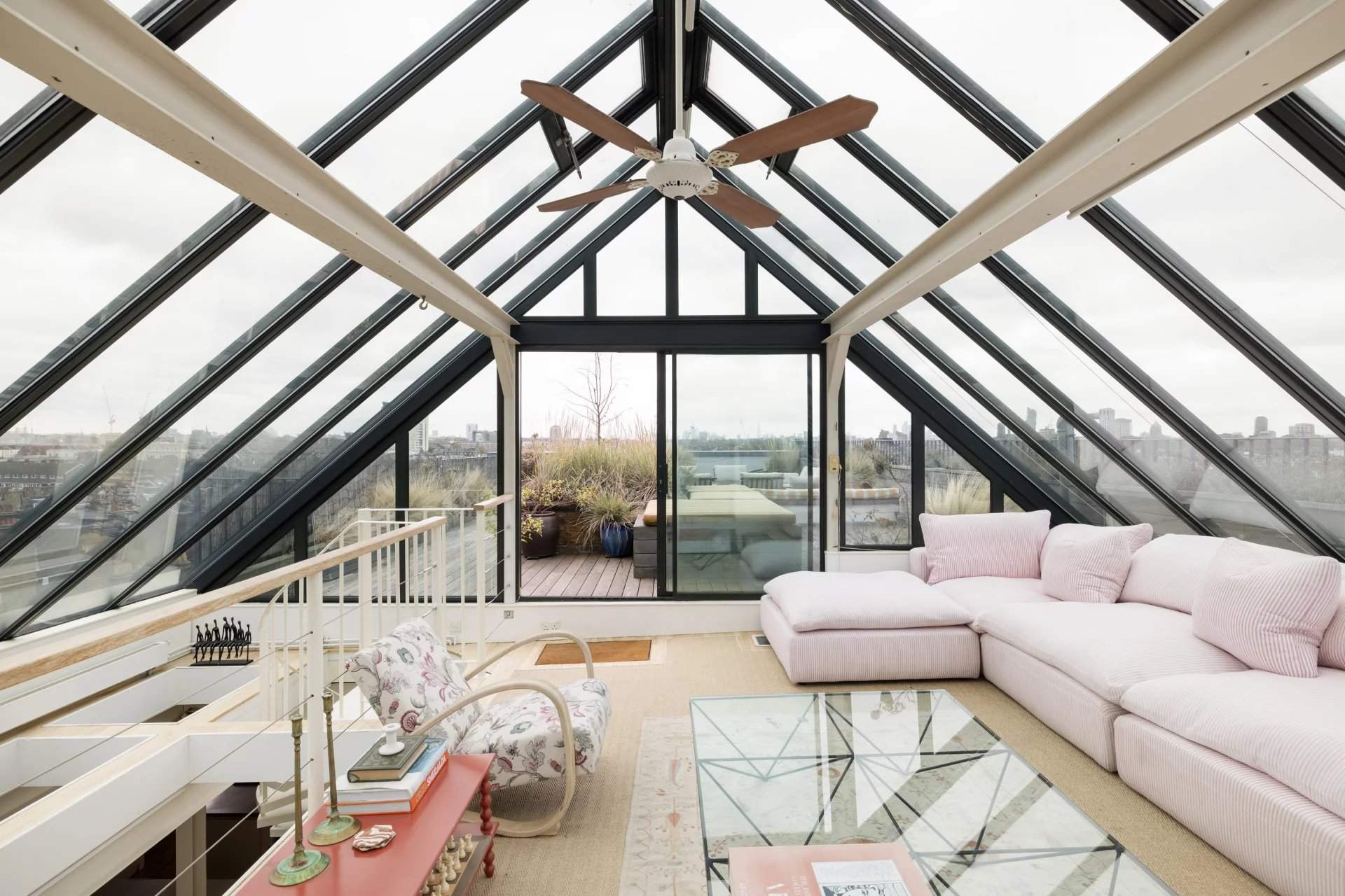 London  - Apartment 3 Bedrooms - picture 1