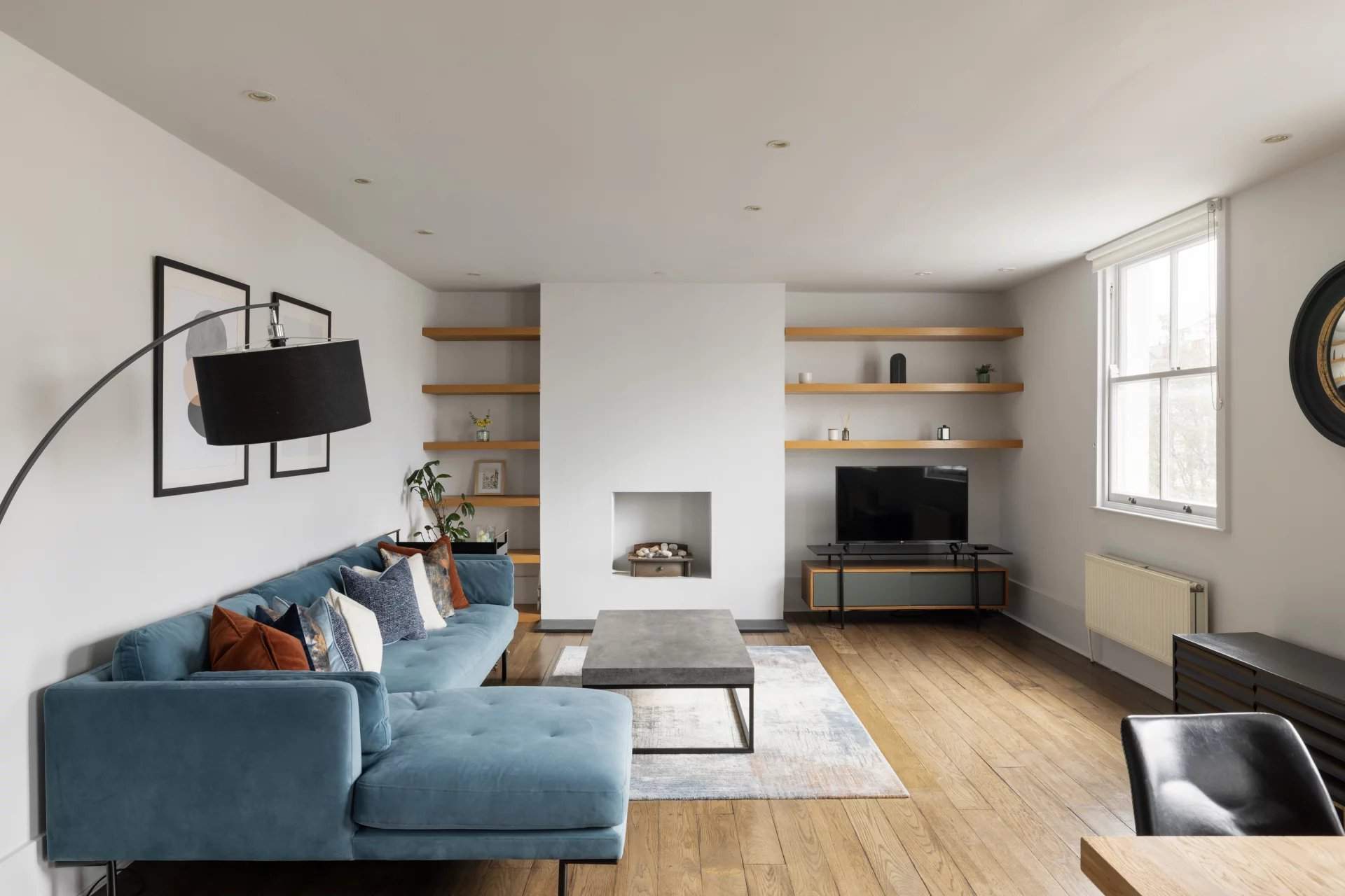 London  - Apartment 2 Bedrooms - picture 1