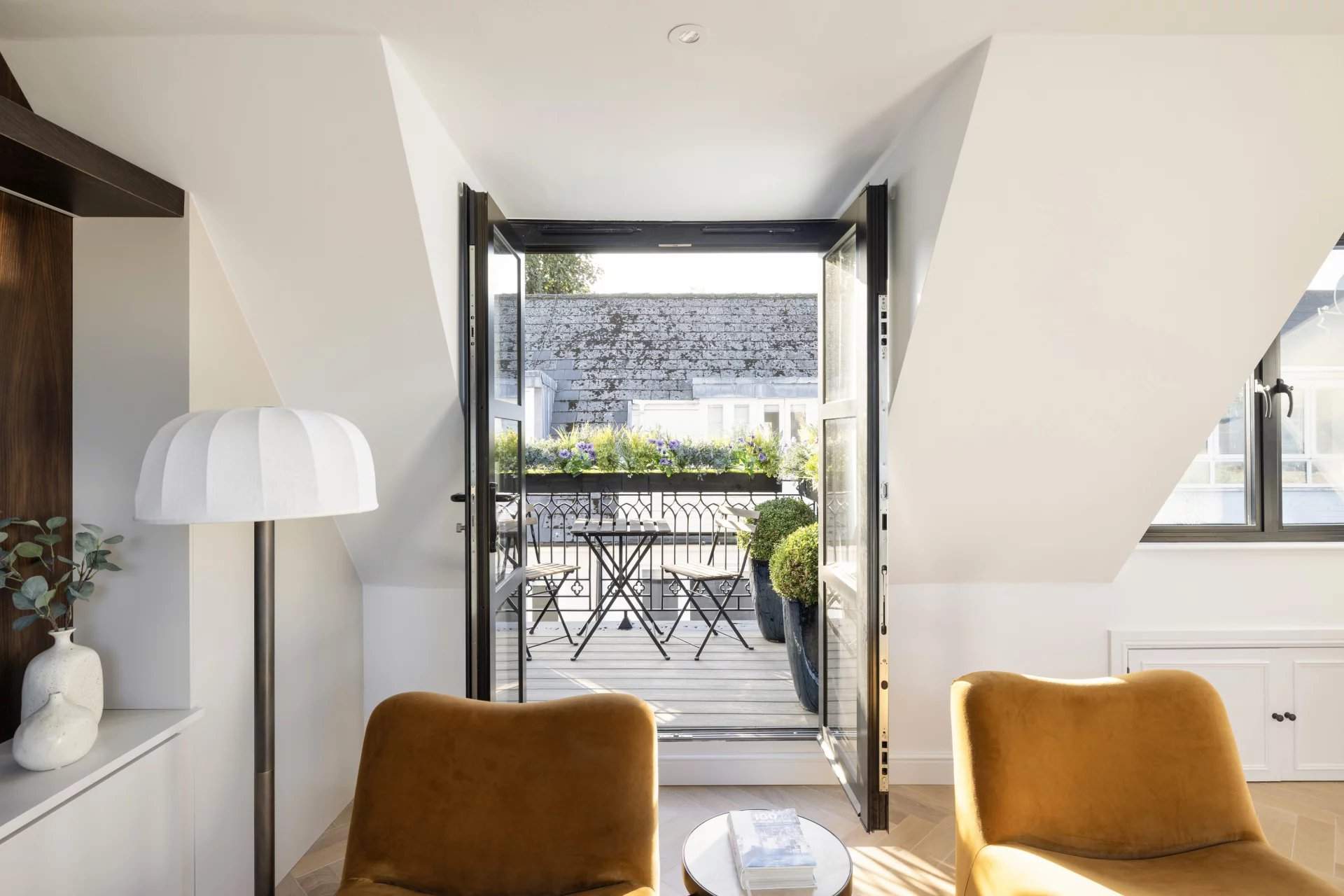 London  - House 3 Bedrooms - picture 9