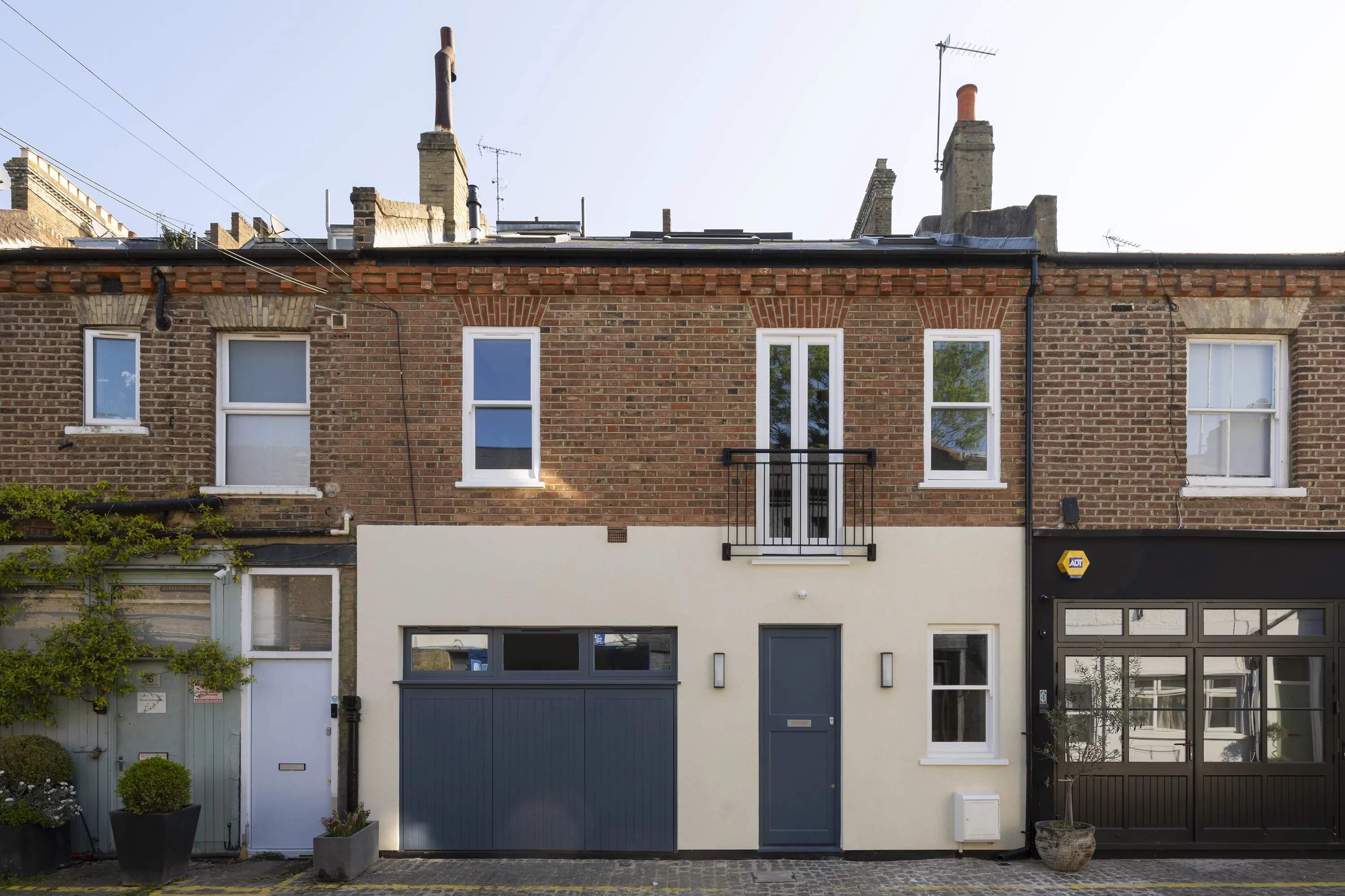 Russell Gardens Mews, Kensington picture 2