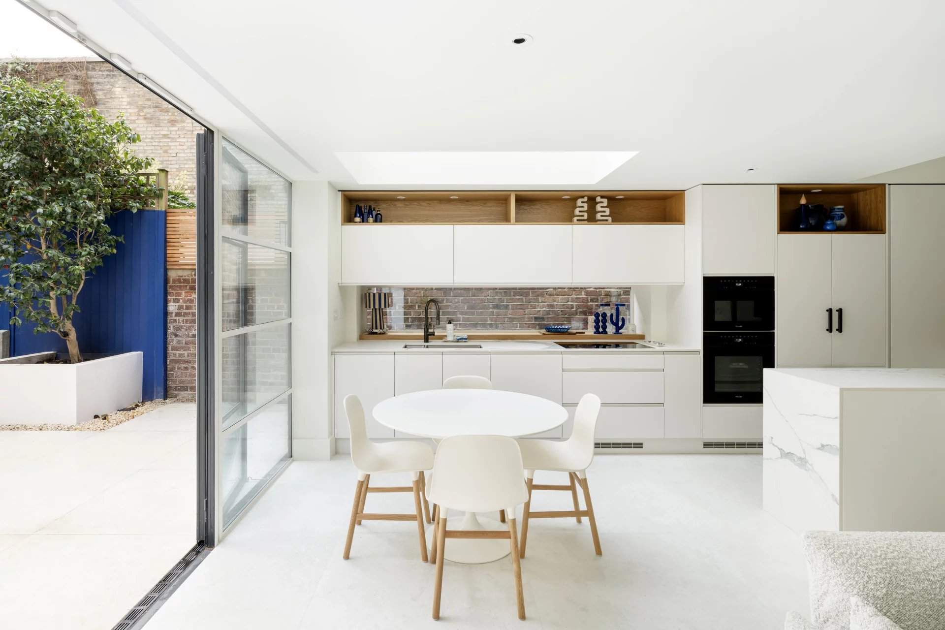 London  - Apartment 2 Bedrooms - picture 1