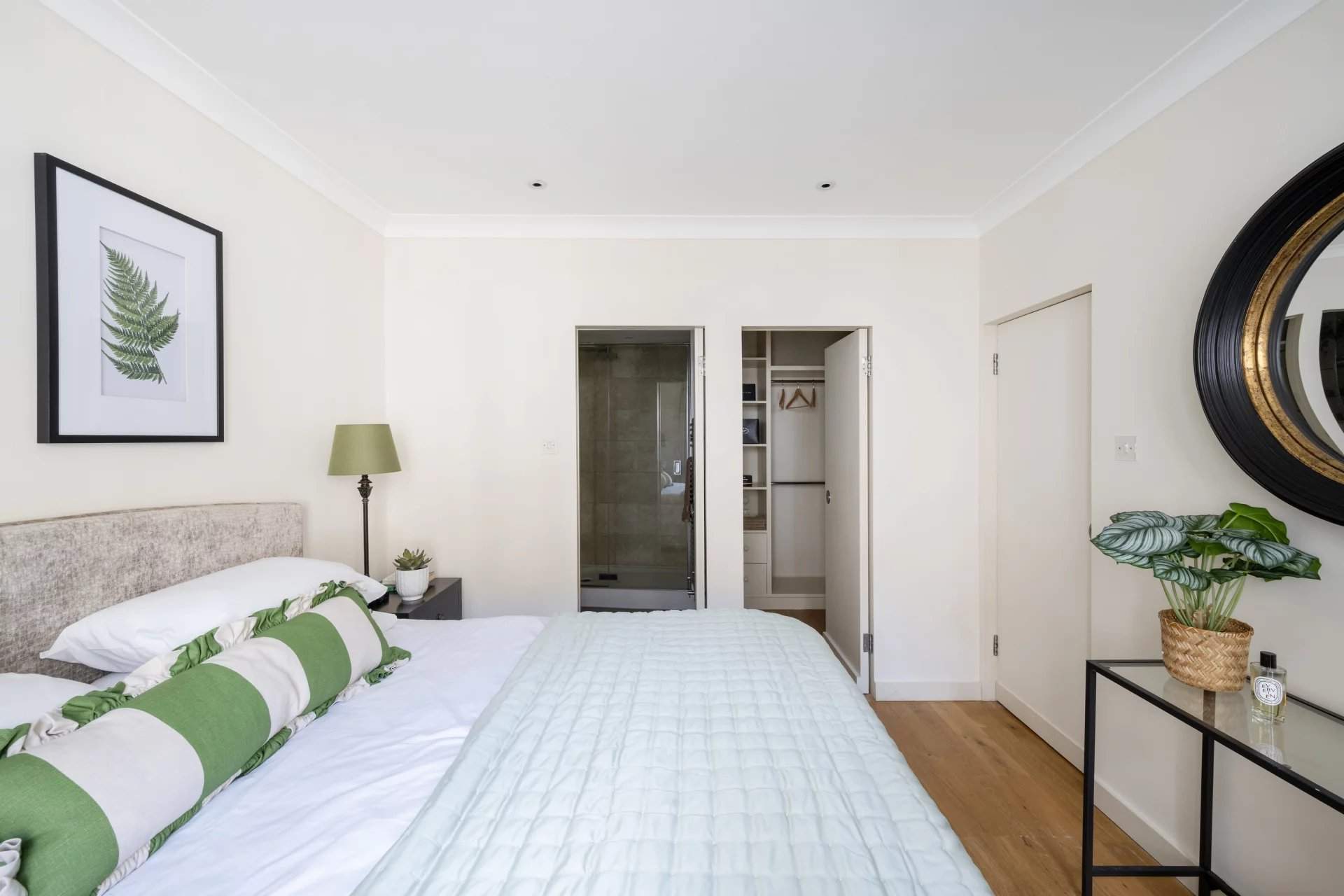 London  - House 3 Bedrooms - picture 8