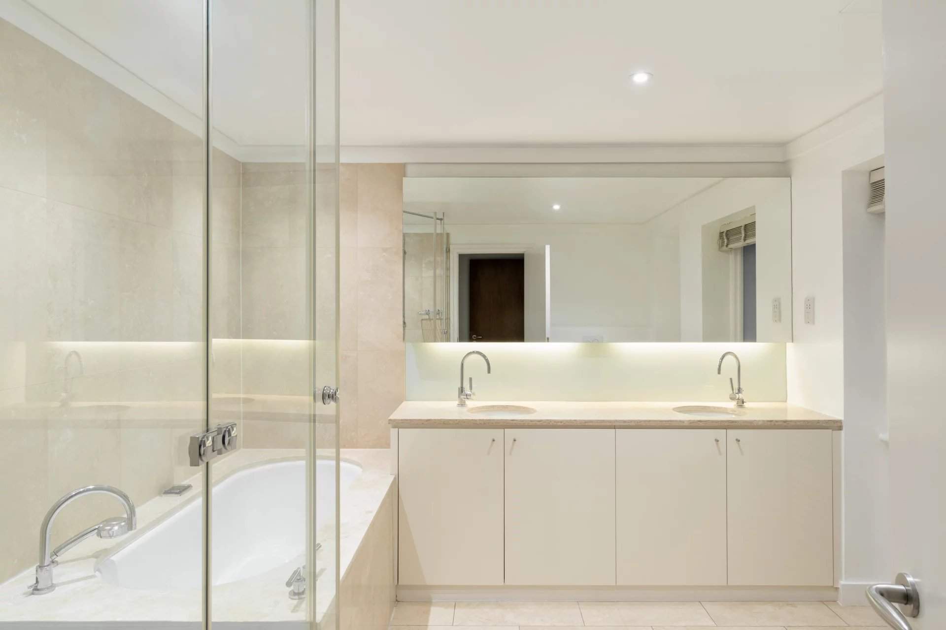 London  - Apartment 3 Bedrooms - picture 10