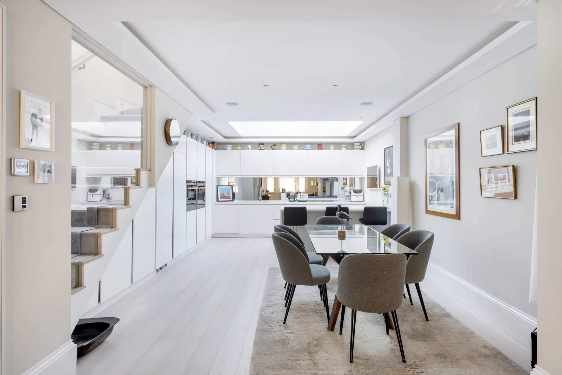 London  - Apartment 3 Bedrooms - picture 1