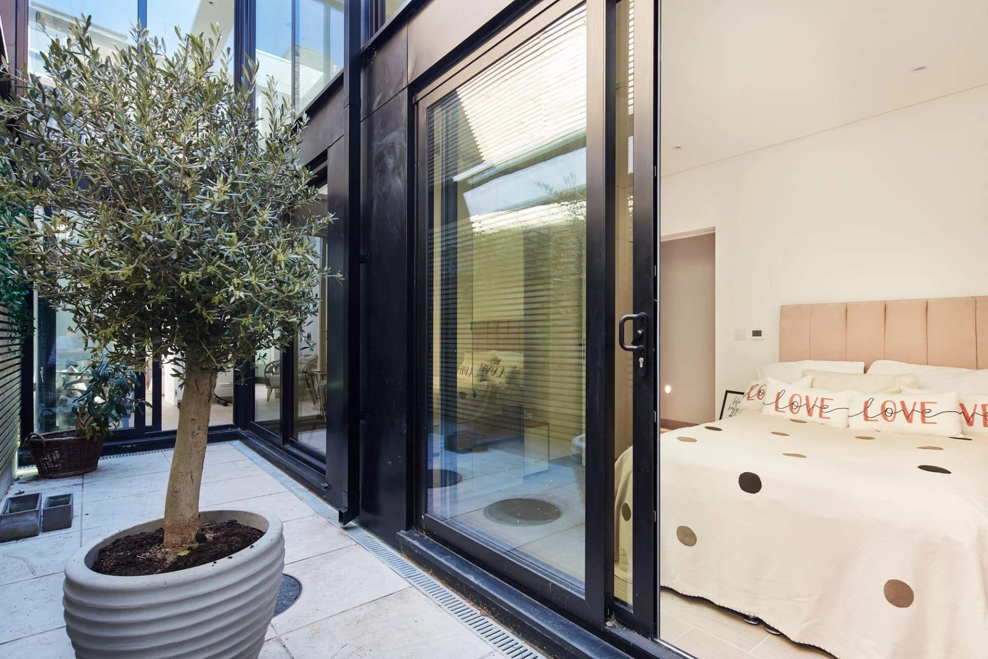 London  - House 4 Bedrooms - picture 11