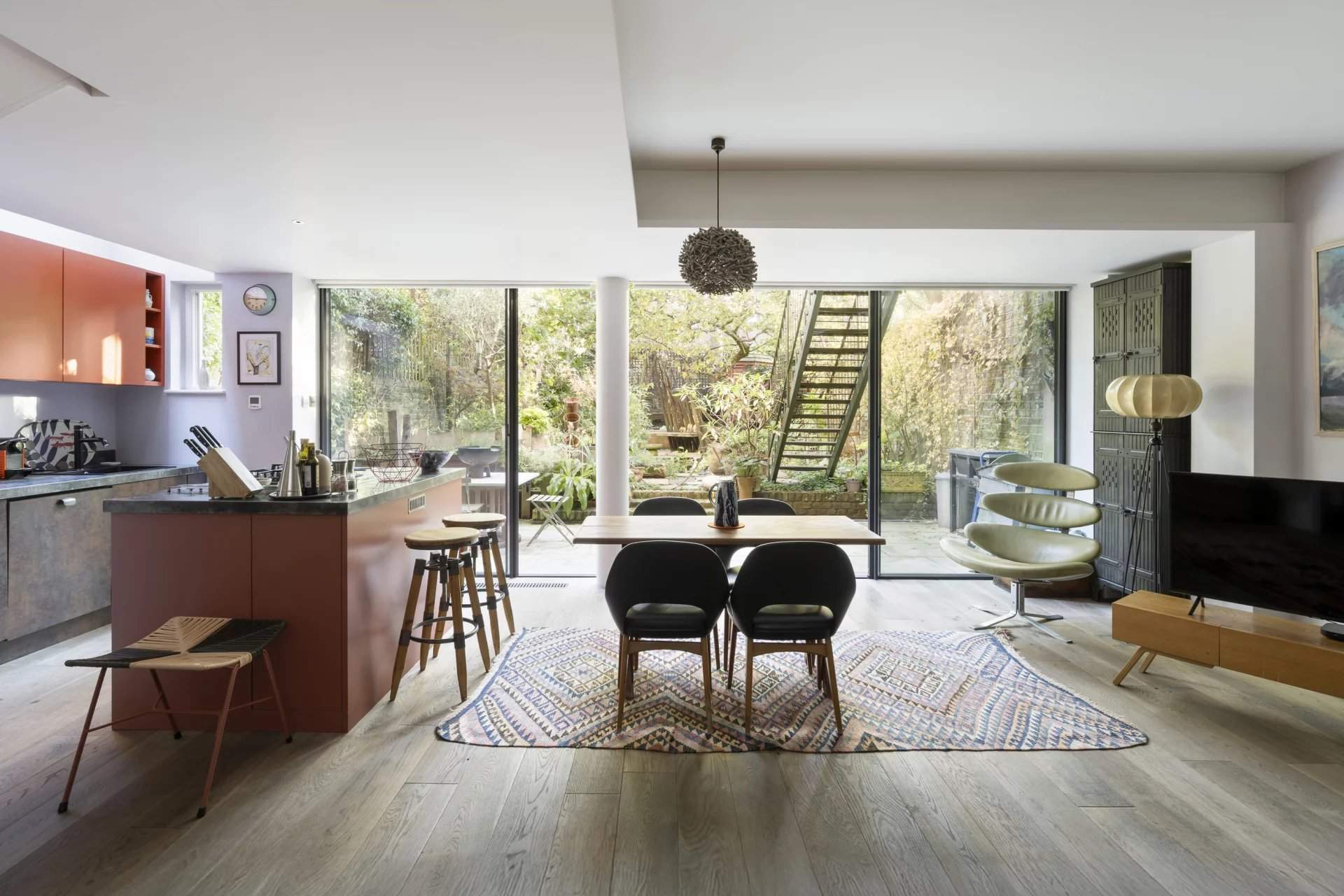 London  - House 5 Bedrooms - picture 3