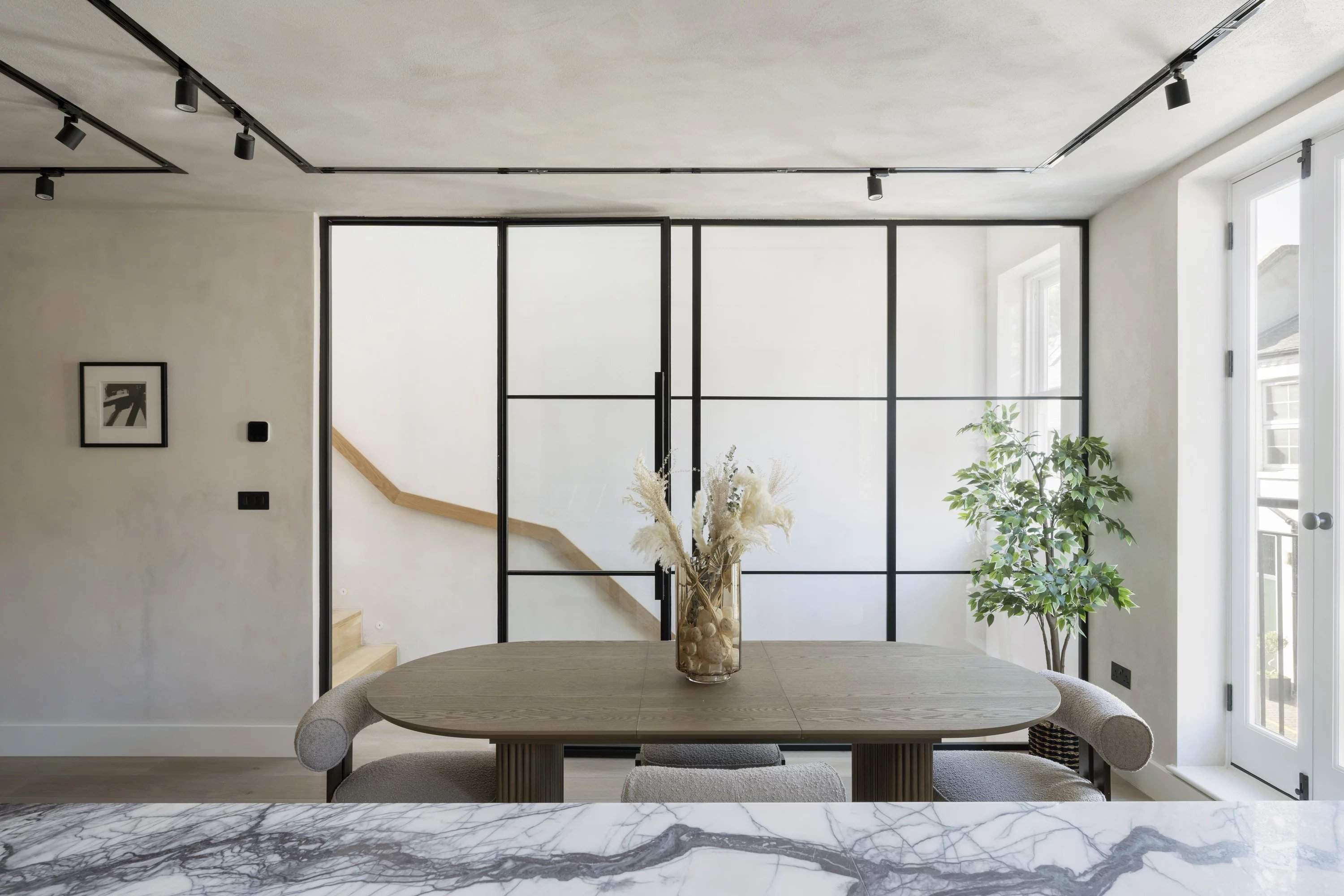 Russell Gardens Mews, Kensington picture 3