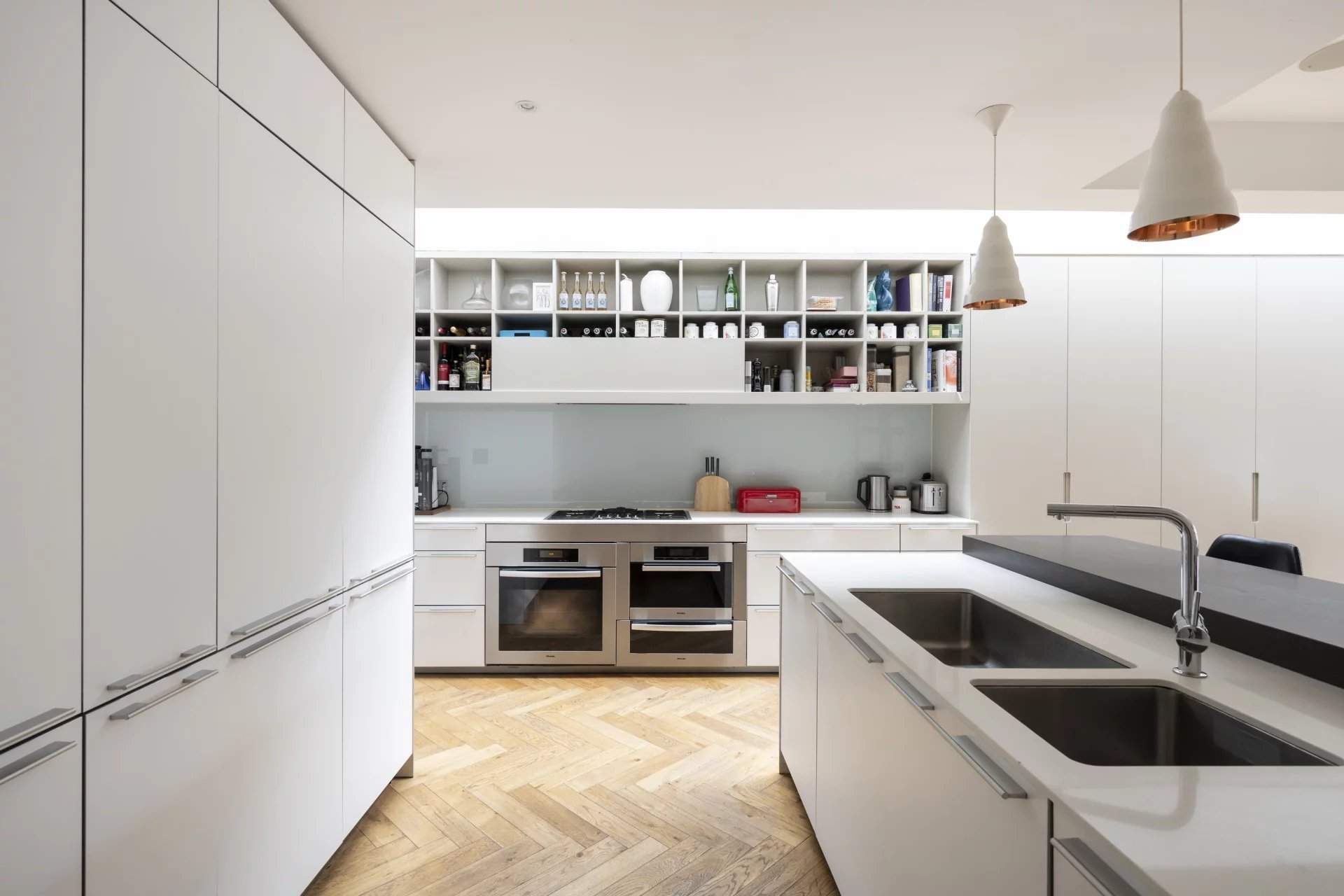 London  - House 5 Bedrooms - picture 3