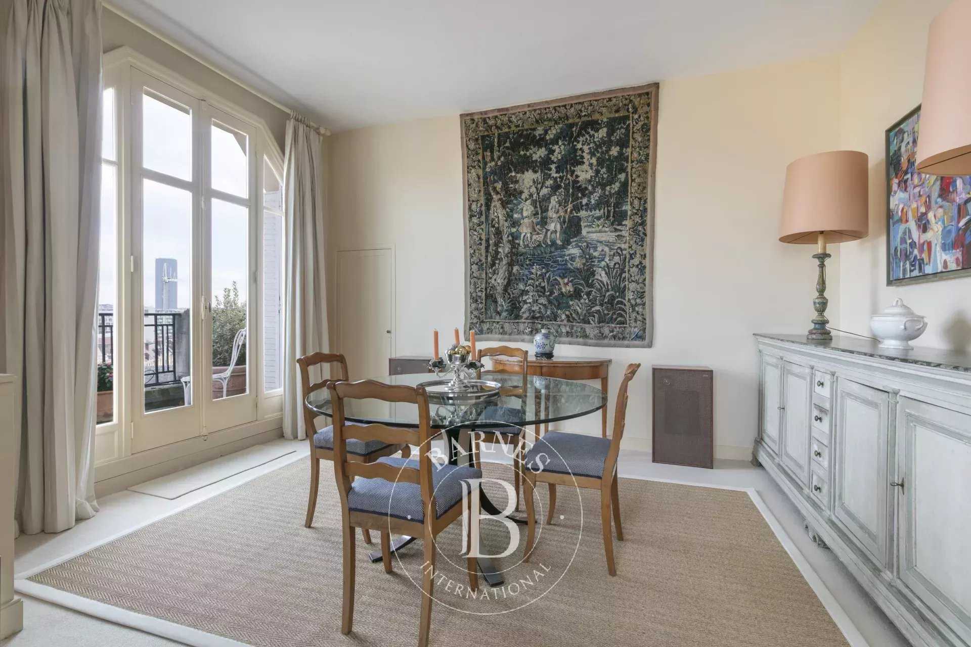 Paris  - Appartement 5 Pi&egrave;ces, 1 Chambre