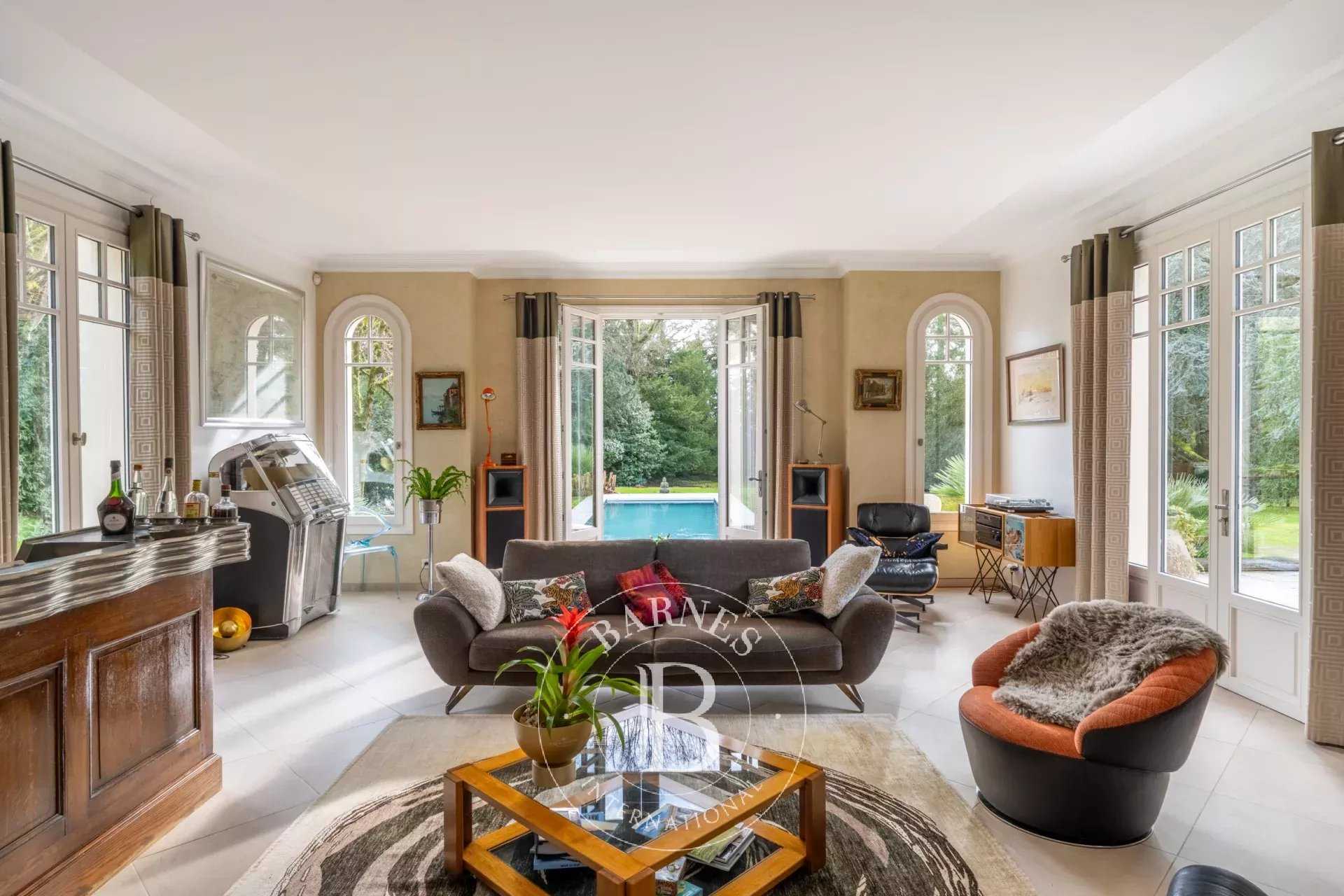 Jouy-en-Josas  - House 8 Bedrooms