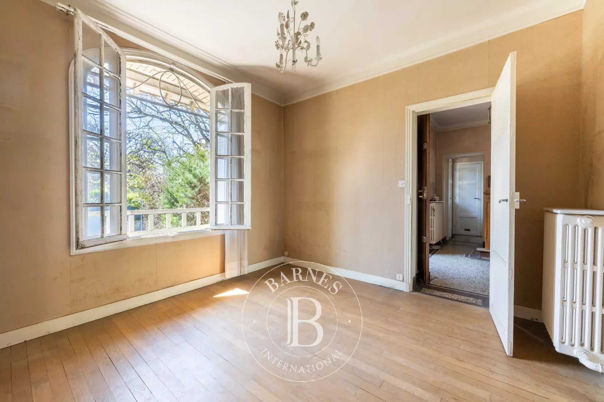 Le Chesnay  - Maison 8 Pièces 5 Chambres