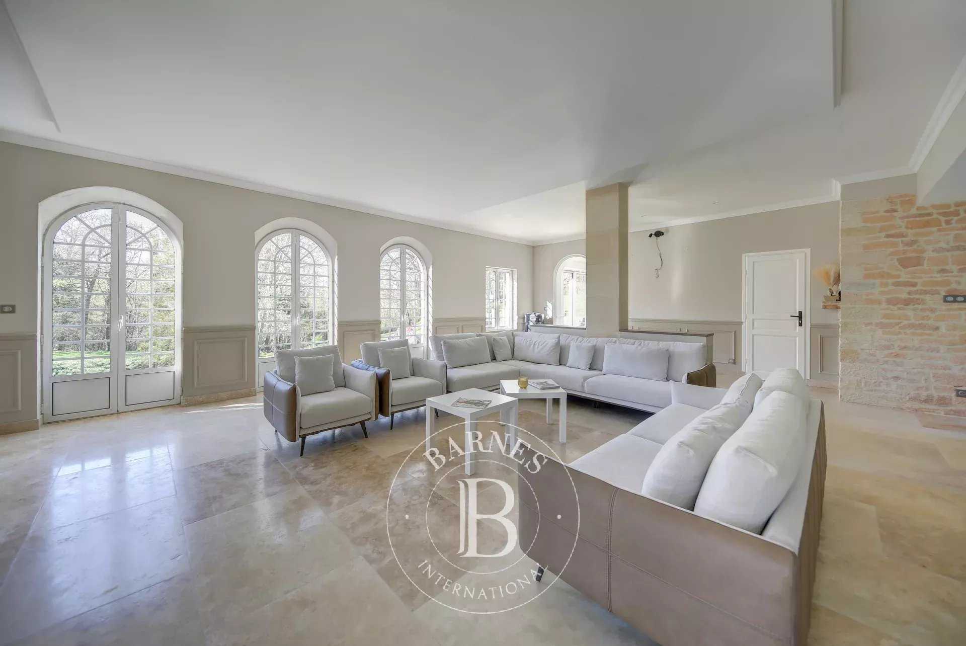 Feucherolles  - Maison 11 Pi&egrave;ces 3 Chambres