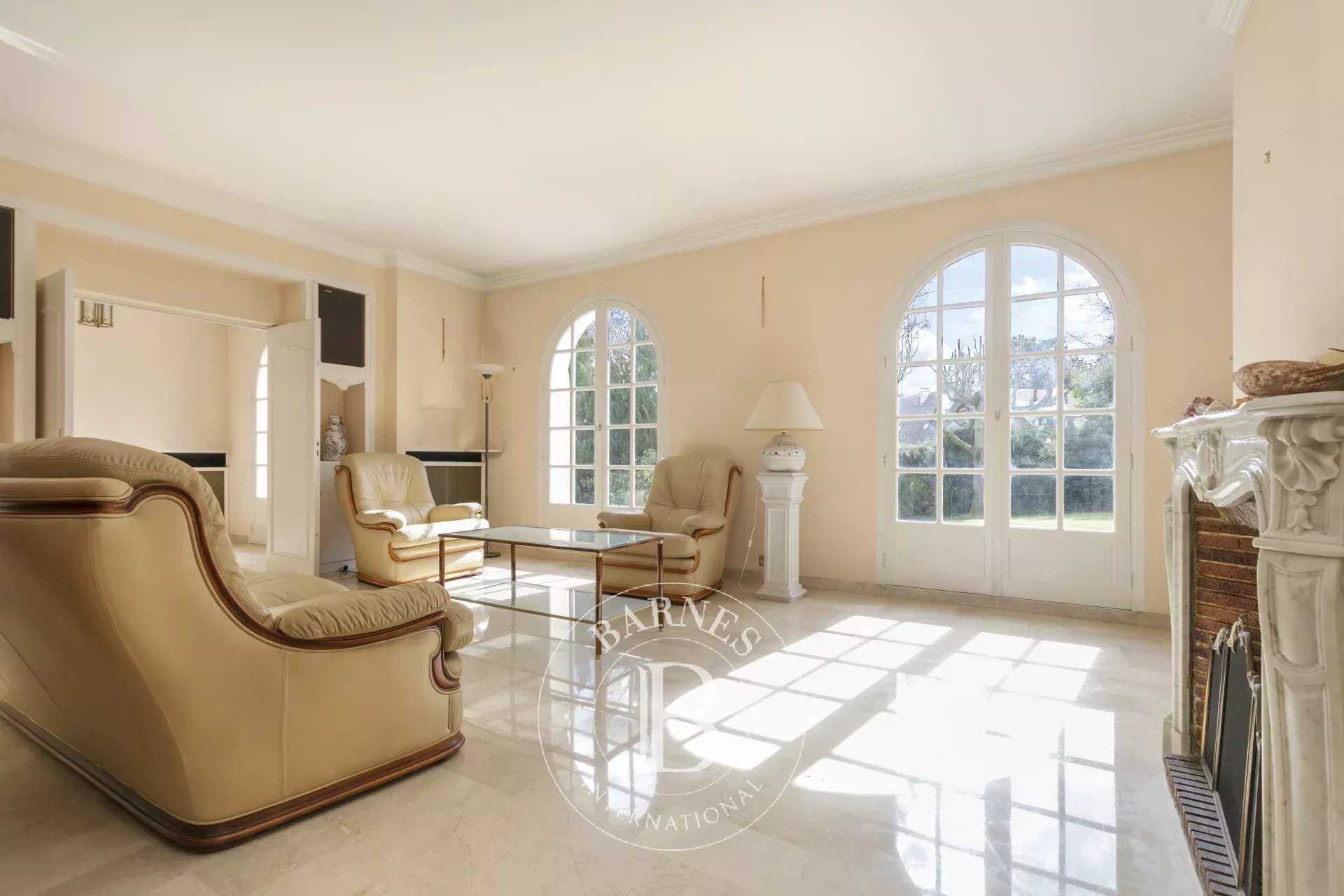 Buc  - Maison 6 Pi&egrave;ces 4 Chambres