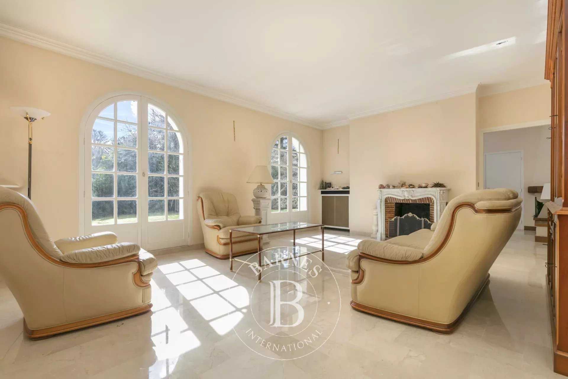 Buc  - Maison 6 Pi&egrave;ces 4 Chambres