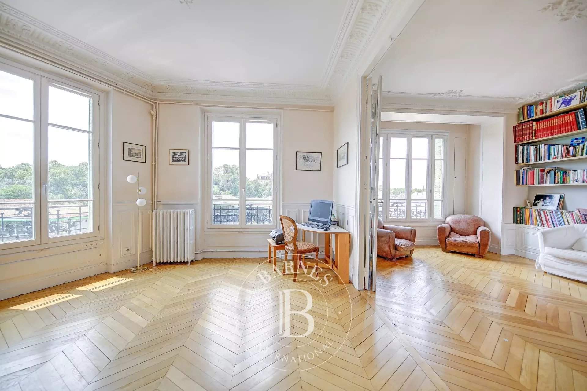 Apartment for sale 2 Bedrooms 1098 sq ft Versailles Montreuil € 790,000