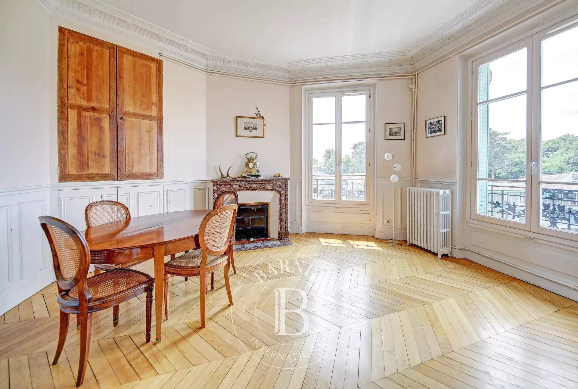 Apartment for sale 2 Bedrooms 1098 sq ft Versailles Montreuil € 790,000
